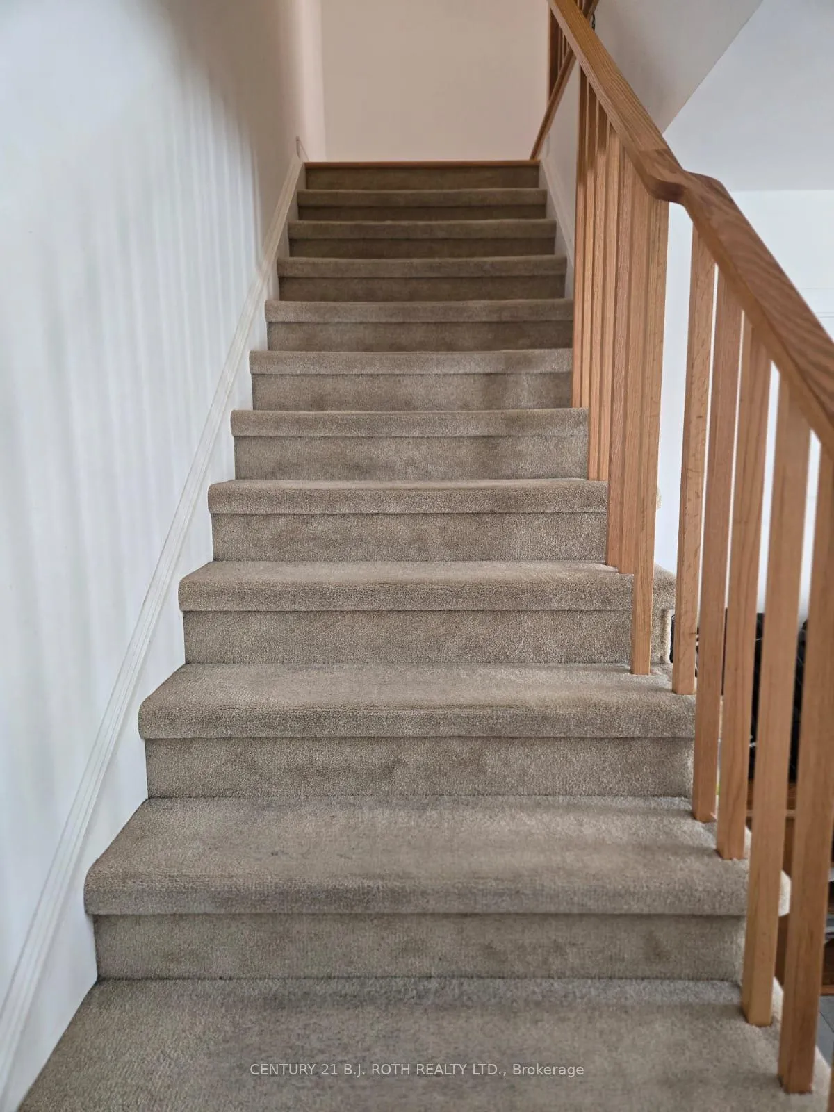 Photo 8 of 131 Appletree Lane, Barrie, Innis-Shore — HOMEH