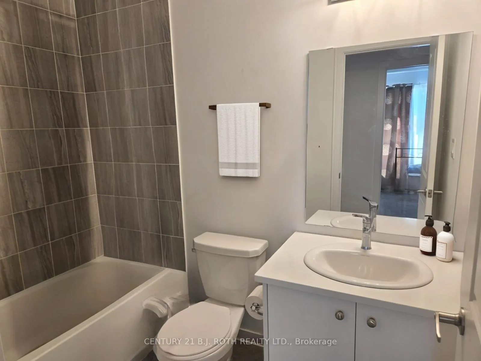 Photo 9 of 131 Appletree Lane, Barrie, Innis-Shore — HOMEH
