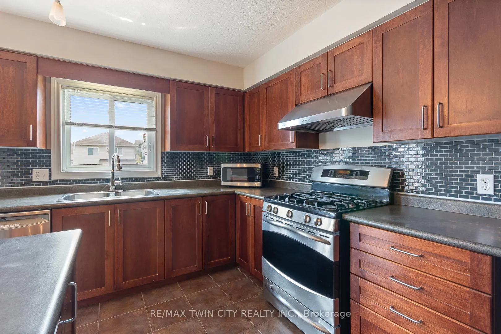 Photo 15 of 51 Seabrook Drive, Kitchener — HOMEH