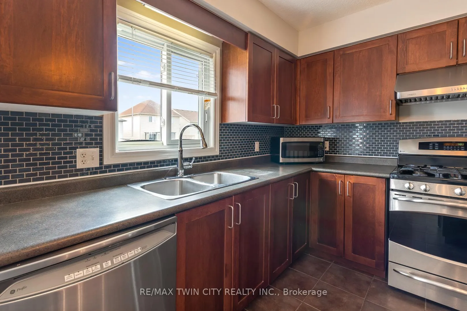Photo 18 of 51 Seabrook Drive, Kitchener — HOMEH