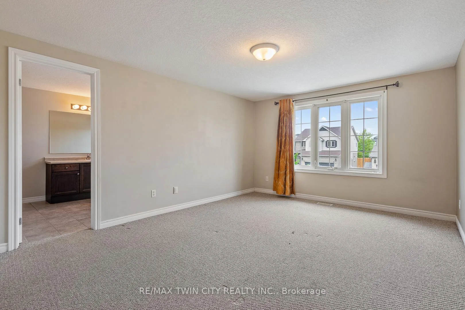 Photo 24 of 51 Seabrook Drive, Kitchener — HOMEH