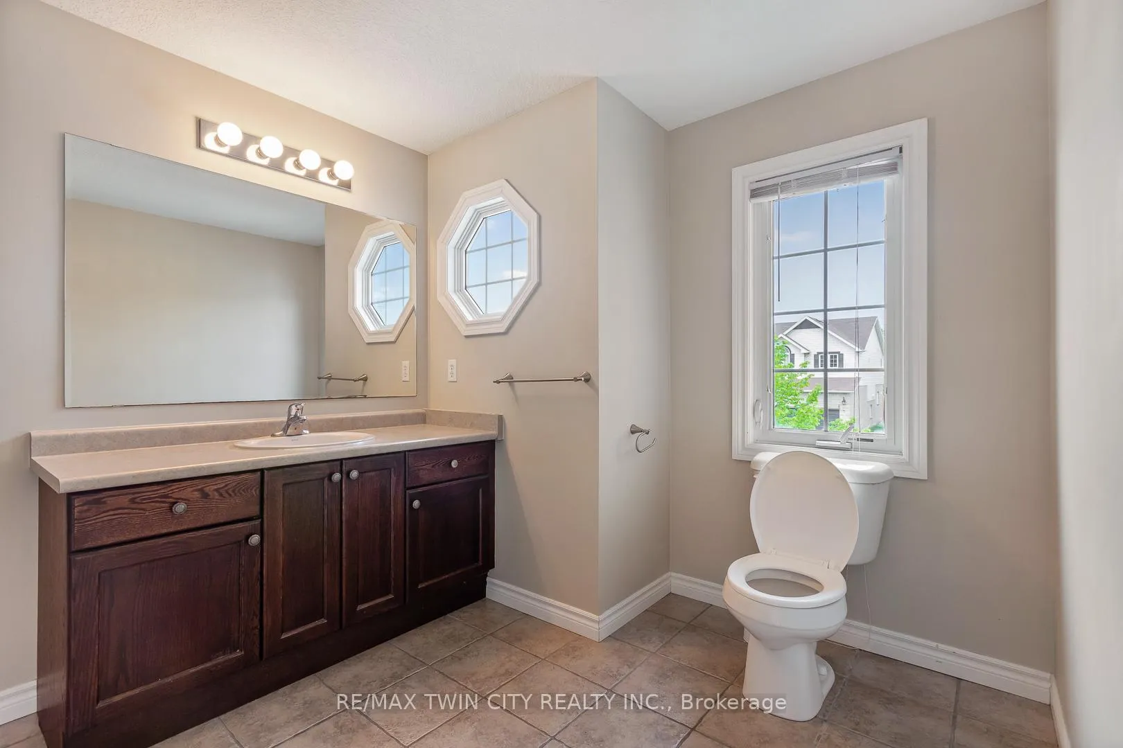 Photo 26 of 51 Seabrook Drive, Kitchener — HOMEH