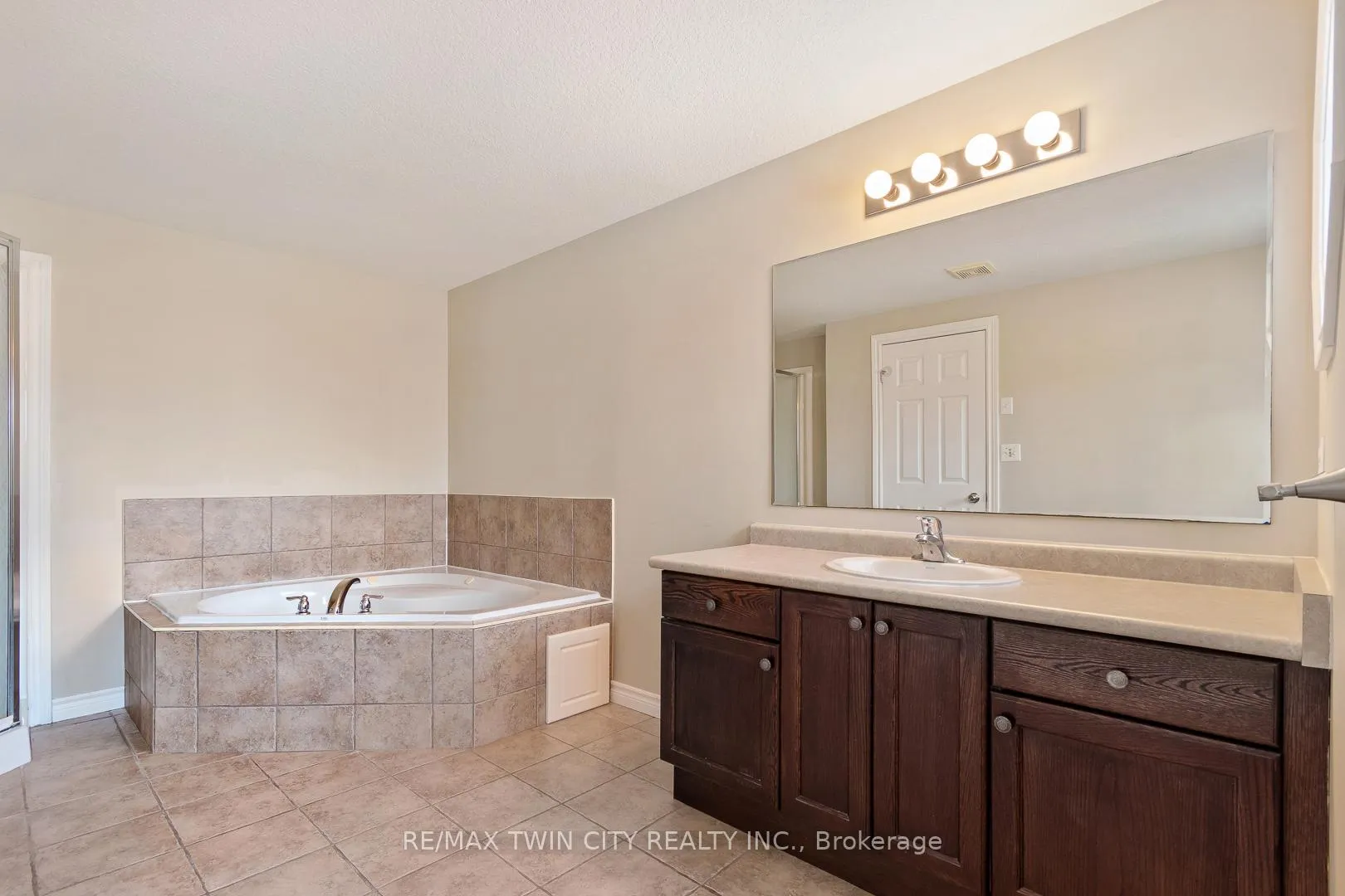 Photo 27 of 51 Seabrook Drive, Kitchener — HOMEH