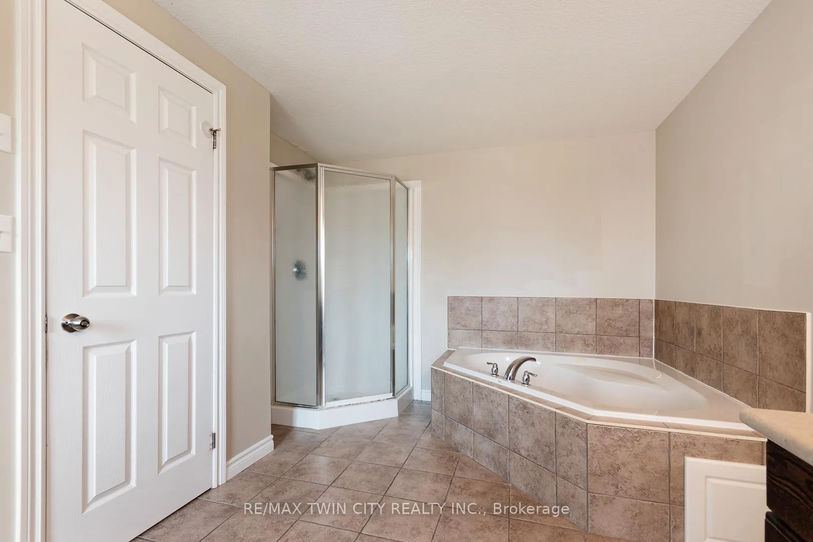 Photo 28 of 51 Seabrook Drive, Kitchener — HOMEH