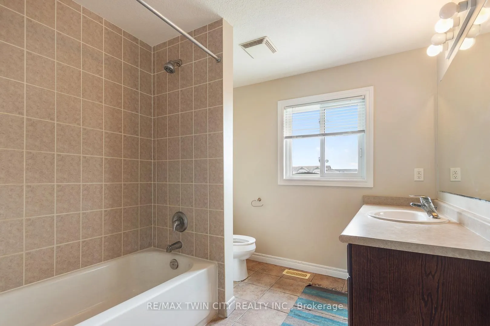 Photo 33 of 51 Seabrook Drive, Kitchener — HOMEH