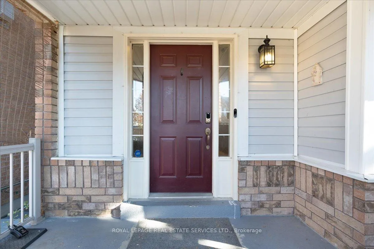 Photo 2 of 29 Woolf Crescent, Ajax, South East — HOMEH