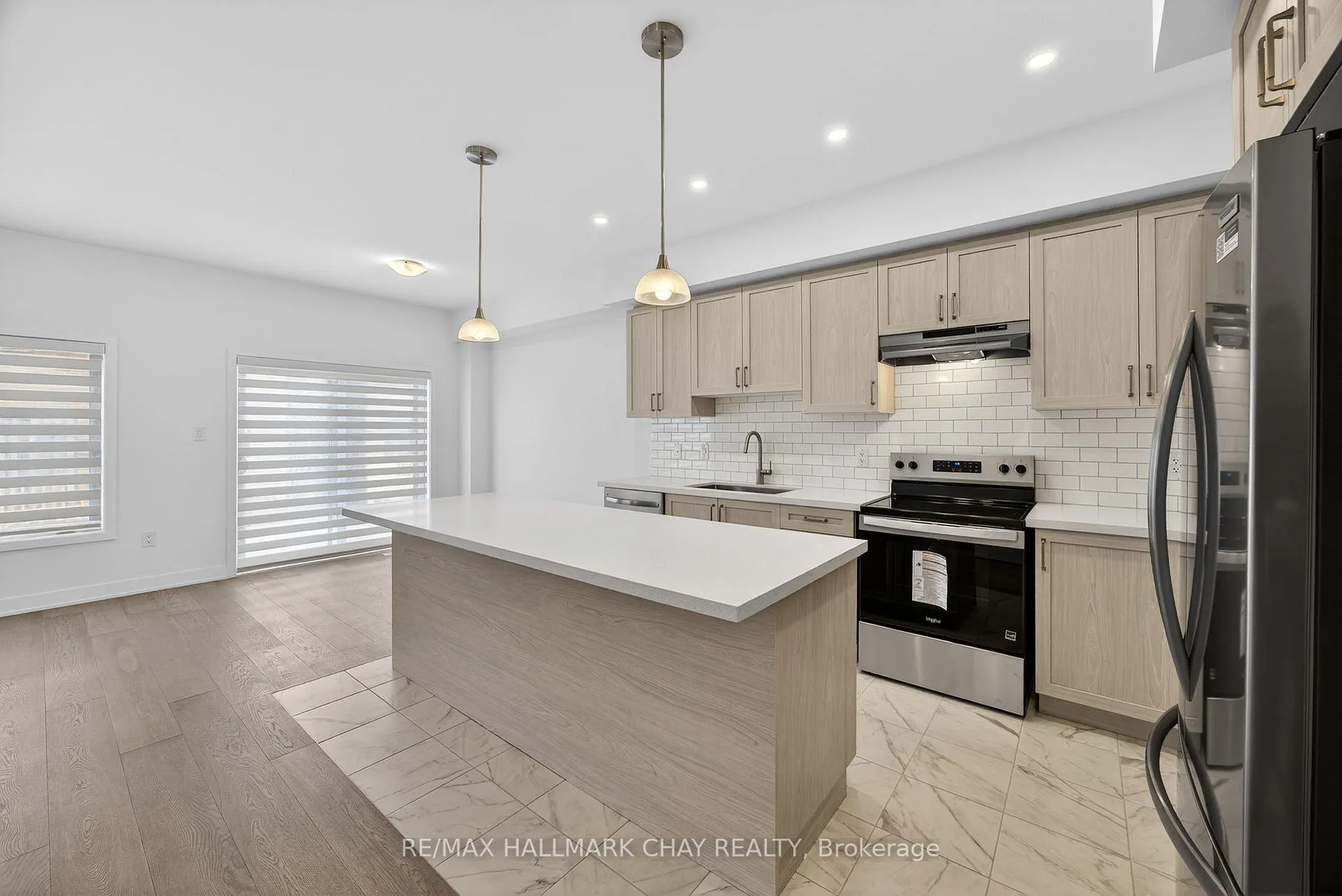 Photo 4 of 32 McAush Street, Barrie, Innis-Shore — HOMEH