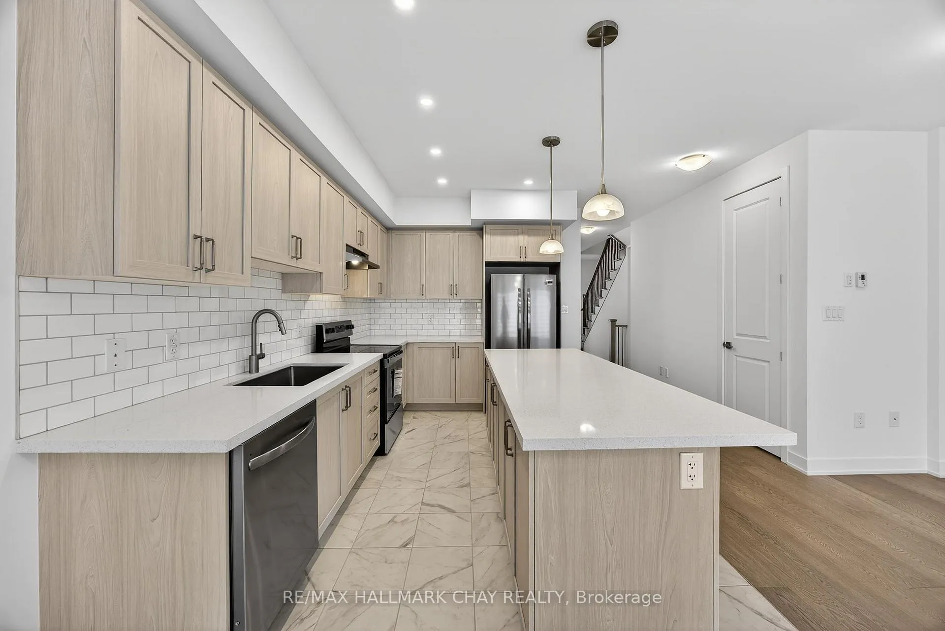 Photo 5 of 32 McAush Street, Barrie, Innis-Shore — HOMEH
