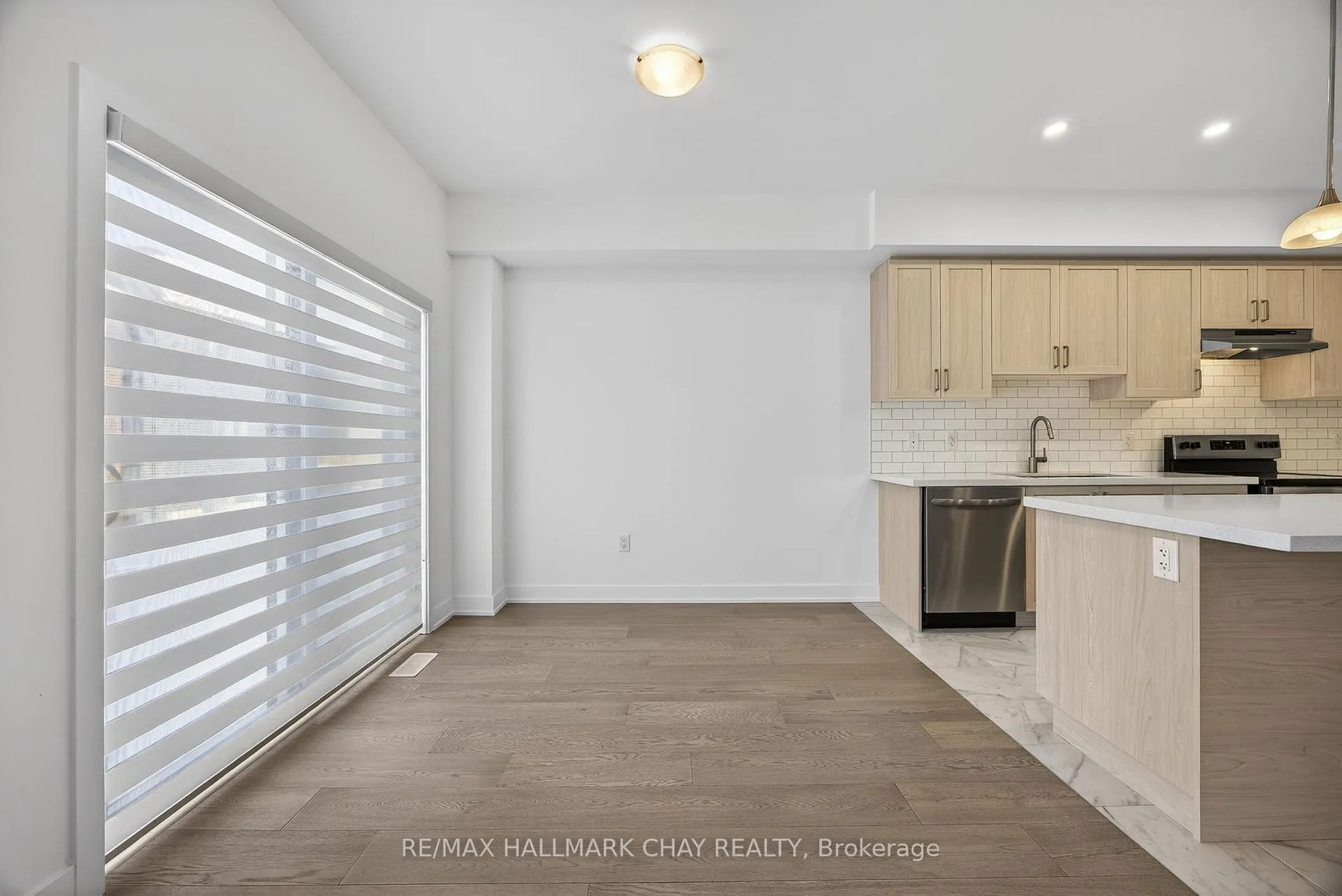 Photo 6 of 32 McAush Street, Barrie, Innis-Shore — HOMEH