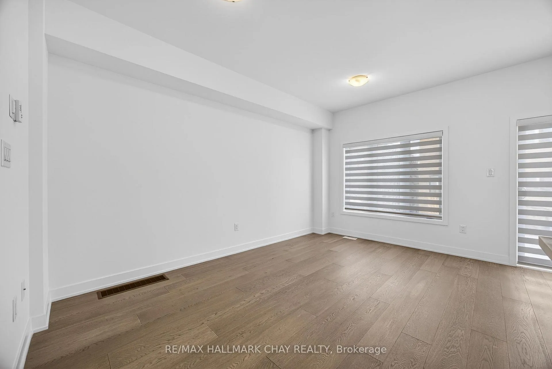 Photo 8 of 32 McAush Street, Barrie, Innis-Shore — HOMEH
