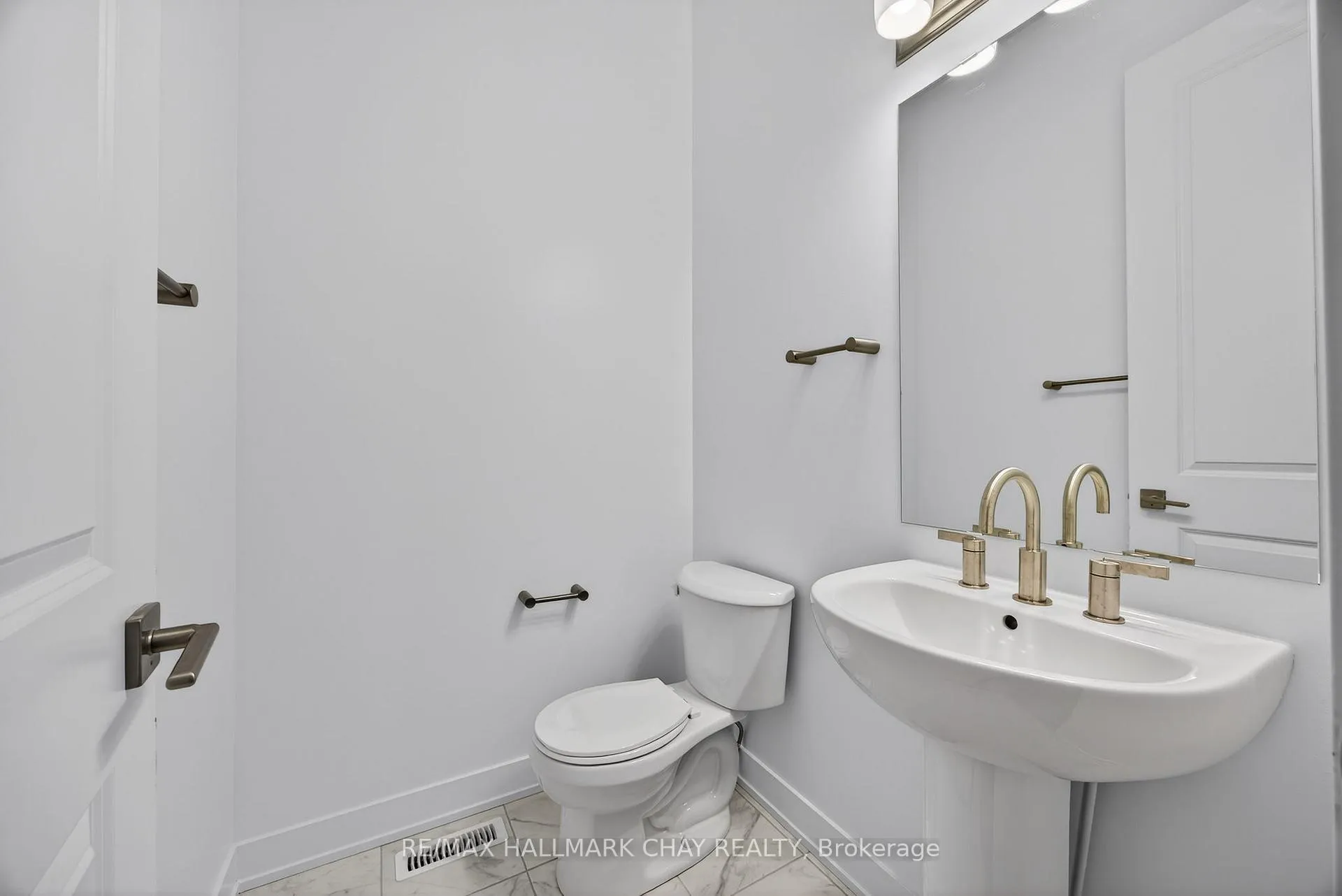 Photo 9 of 32 McAush Street, Barrie, Innis-Shore — HOMEH