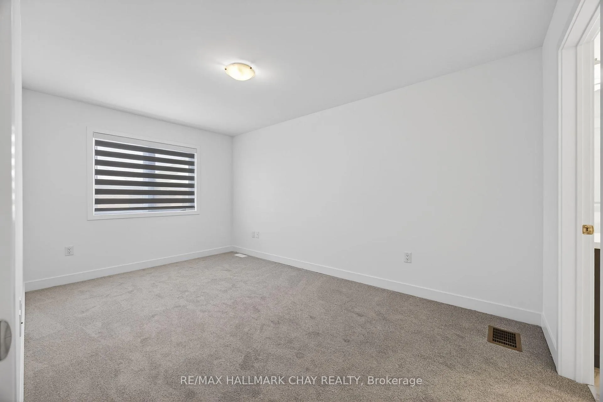 Photo 11 of 32 McAush Street, Barrie, Innis-Shore — HOMEH