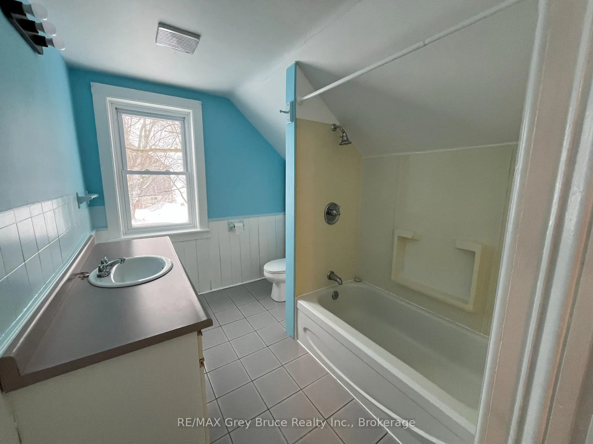 Photo 10 of 801512 Sideroad 2, Chatsworth — HOMEH