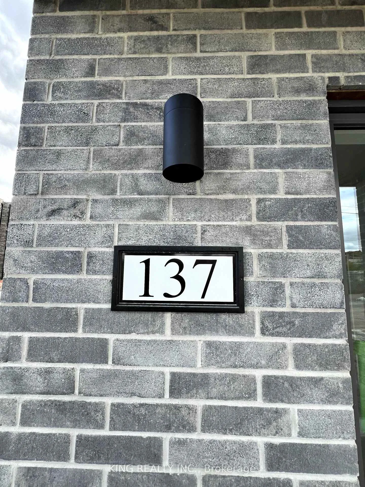 Photo 2 of 137 Colborne Street E, Orillia — HOMEH