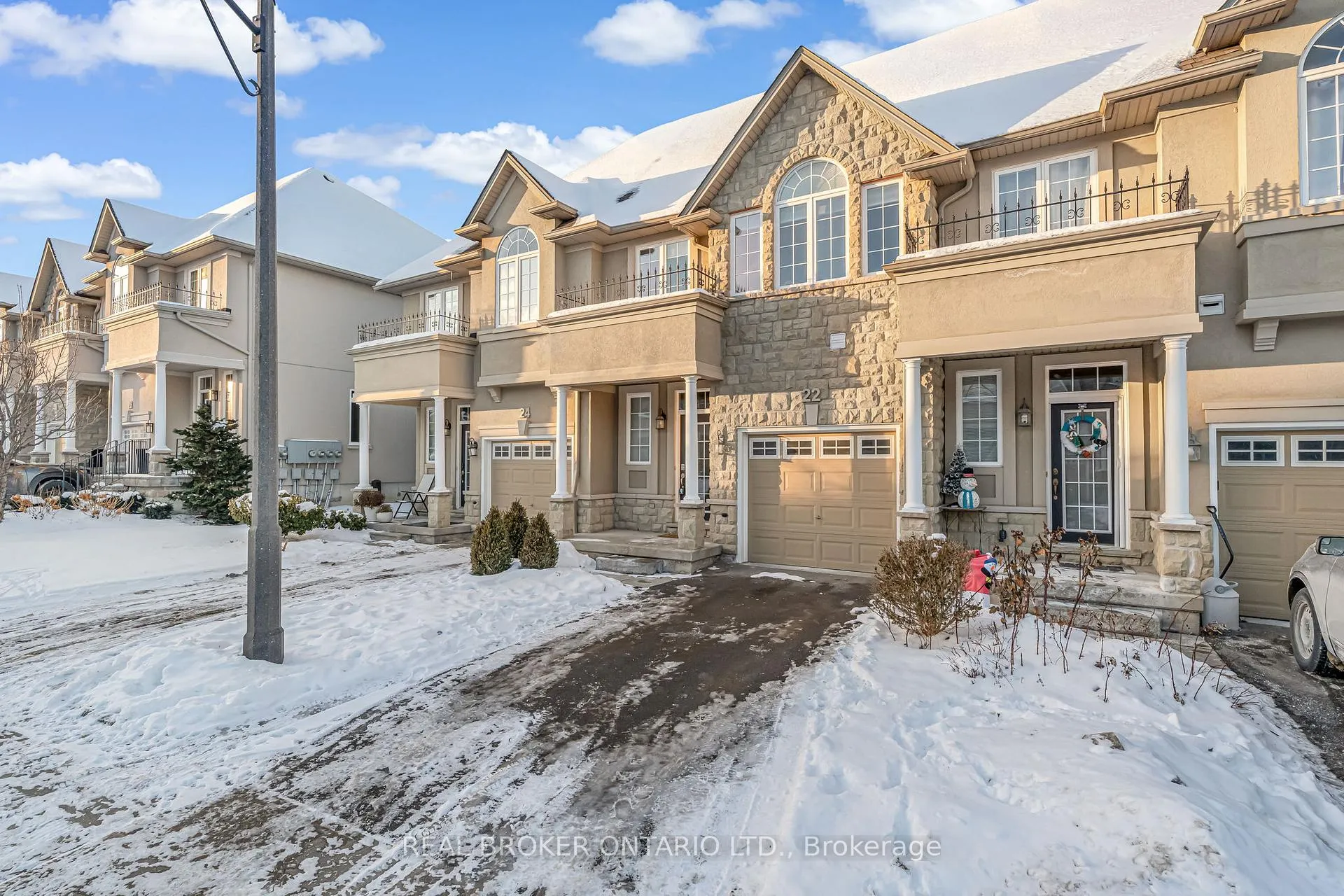 Photo 2 of 22 Forest Valley Crescent, Hamilton, Dundas — HOMEH