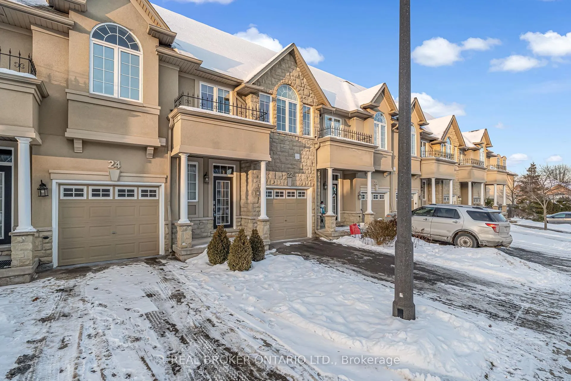Photo 3 of 22 Forest Valley Crescent, Hamilton, Dundas — HOMEH