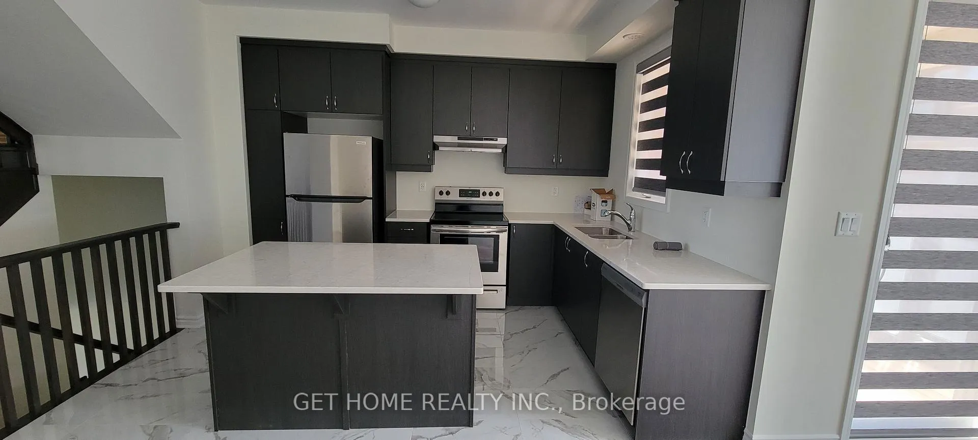 Photo 5 of 21 Summer Wind Lane, Brampton, Northwest Brampton — HOMEH
