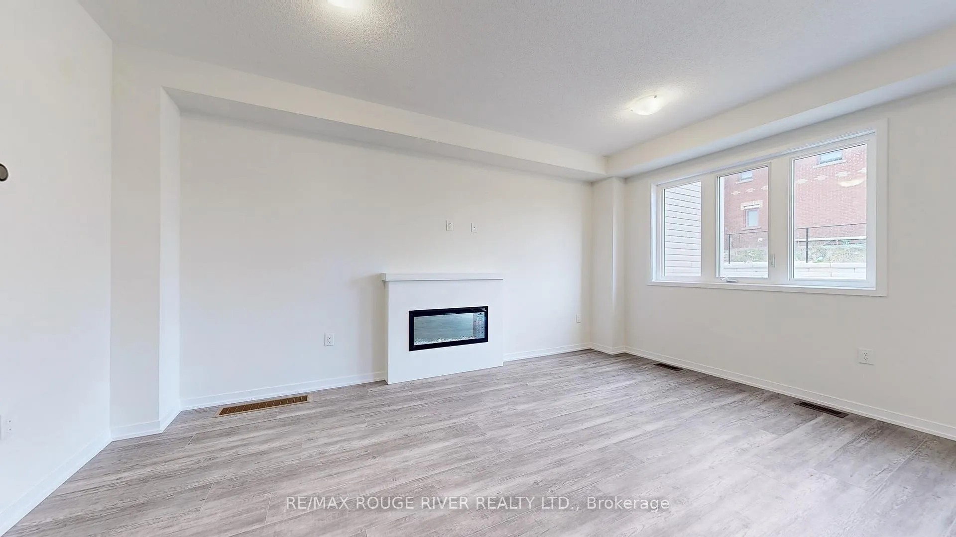 Photo 2 of 1532 Wheatcroft Drive, Oshawa, Kedron — HOMEH