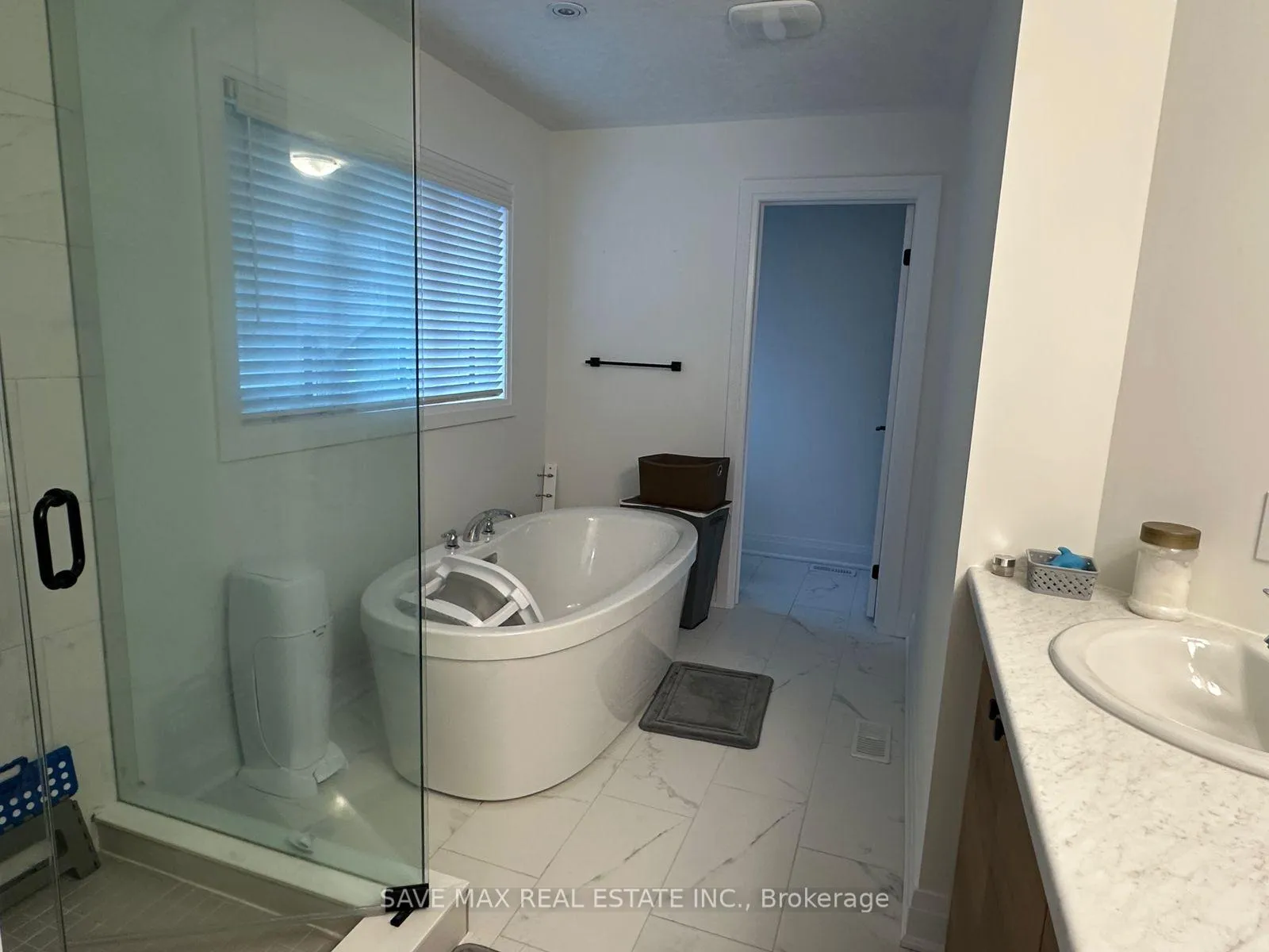 Photo 10 of 593 Benninger Drive, Kitchener — HOMEH