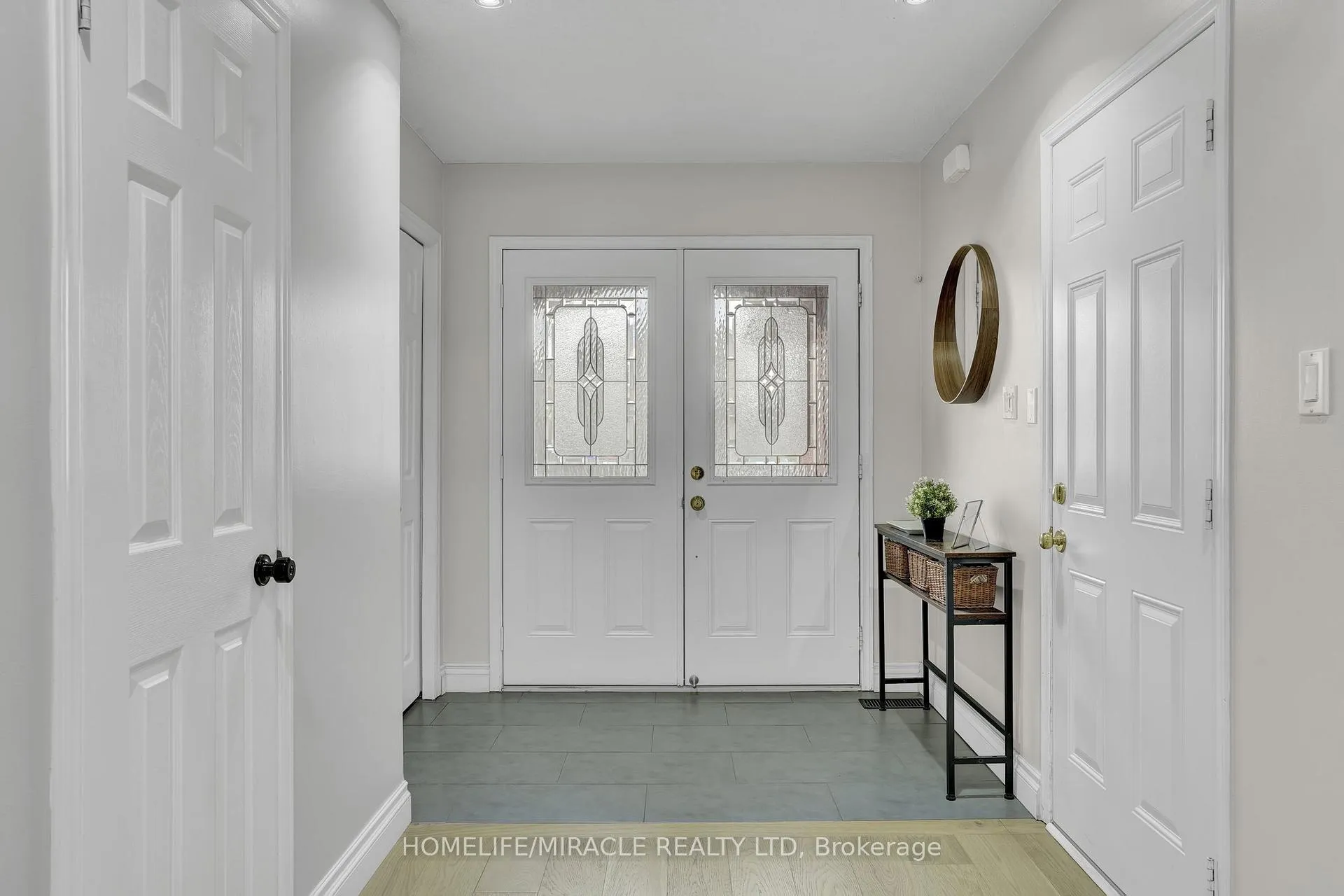 Photo 2 of 8 Meadow Wood Crescent, Hamilton, Stoney Creek Mountain — HOMEH