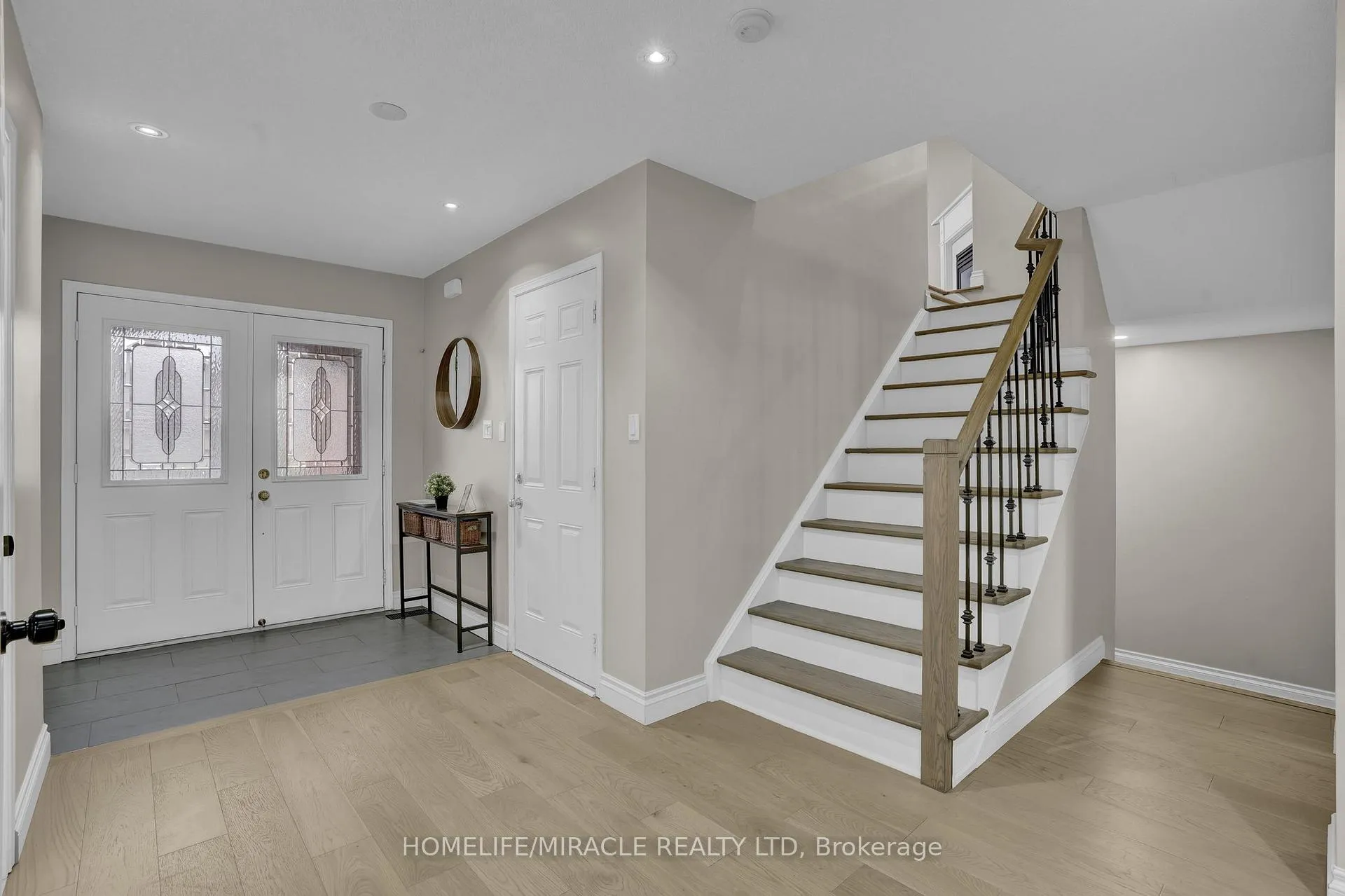 Photo 3 of 8 Meadow Wood Crescent, Hamilton, Stoney Creek Mountain — HOMEH