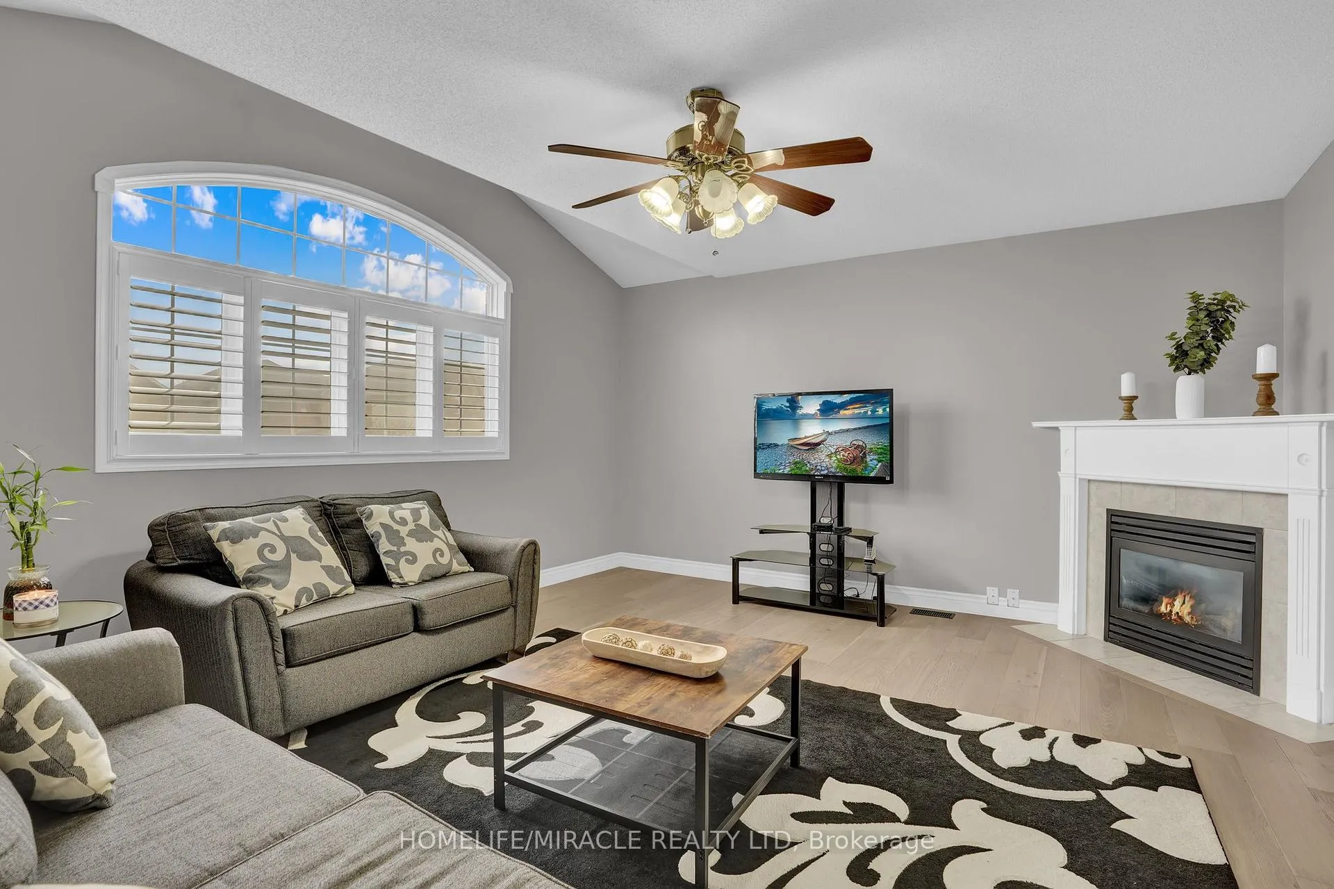 Photo 7 of 8 Meadow Wood Crescent, Hamilton, Stoney Creek Mountain — HOMEH