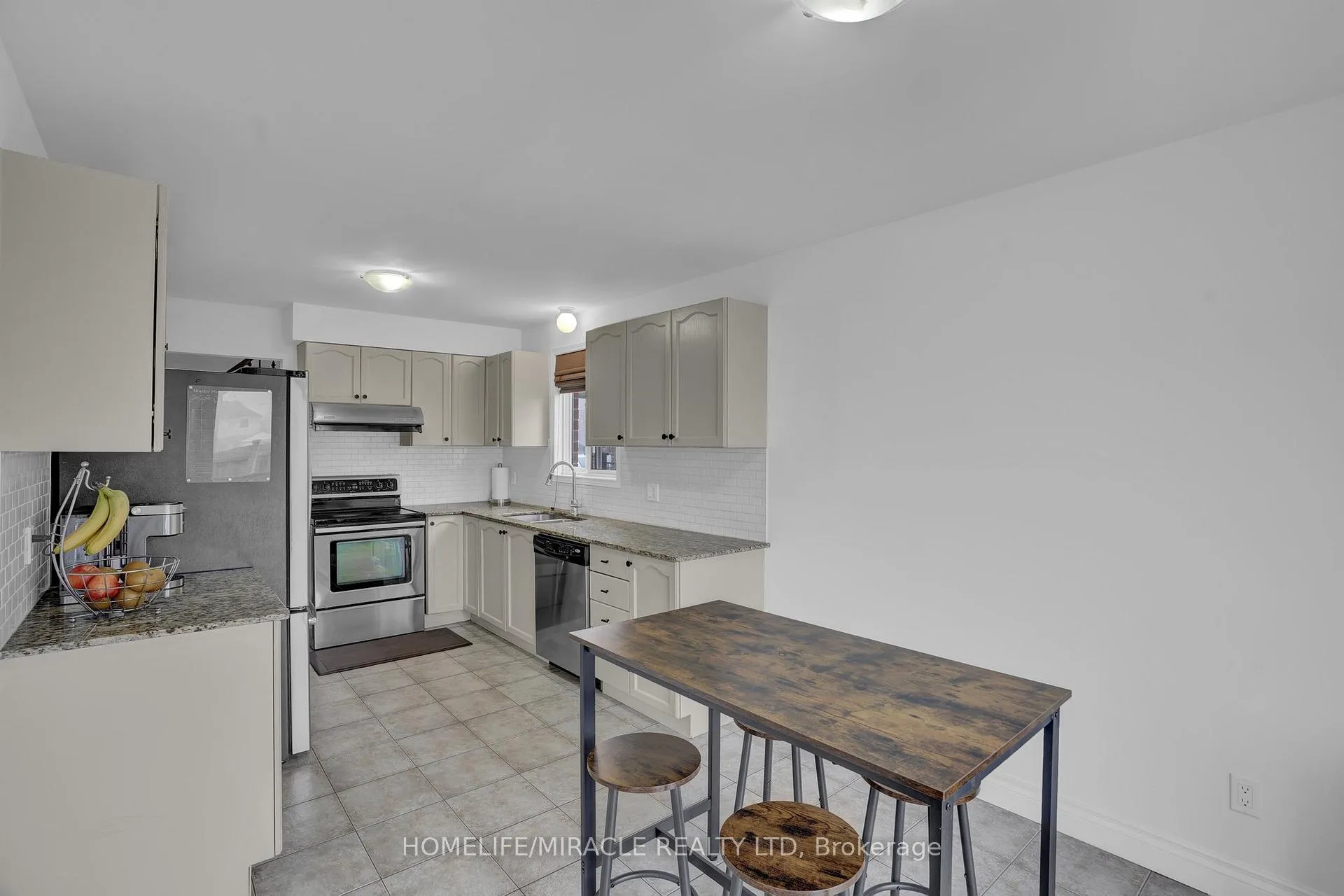 Photo 11 of 8 Meadow Wood Crescent, Hamilton, Stoney Creek Mountain — HOMEH