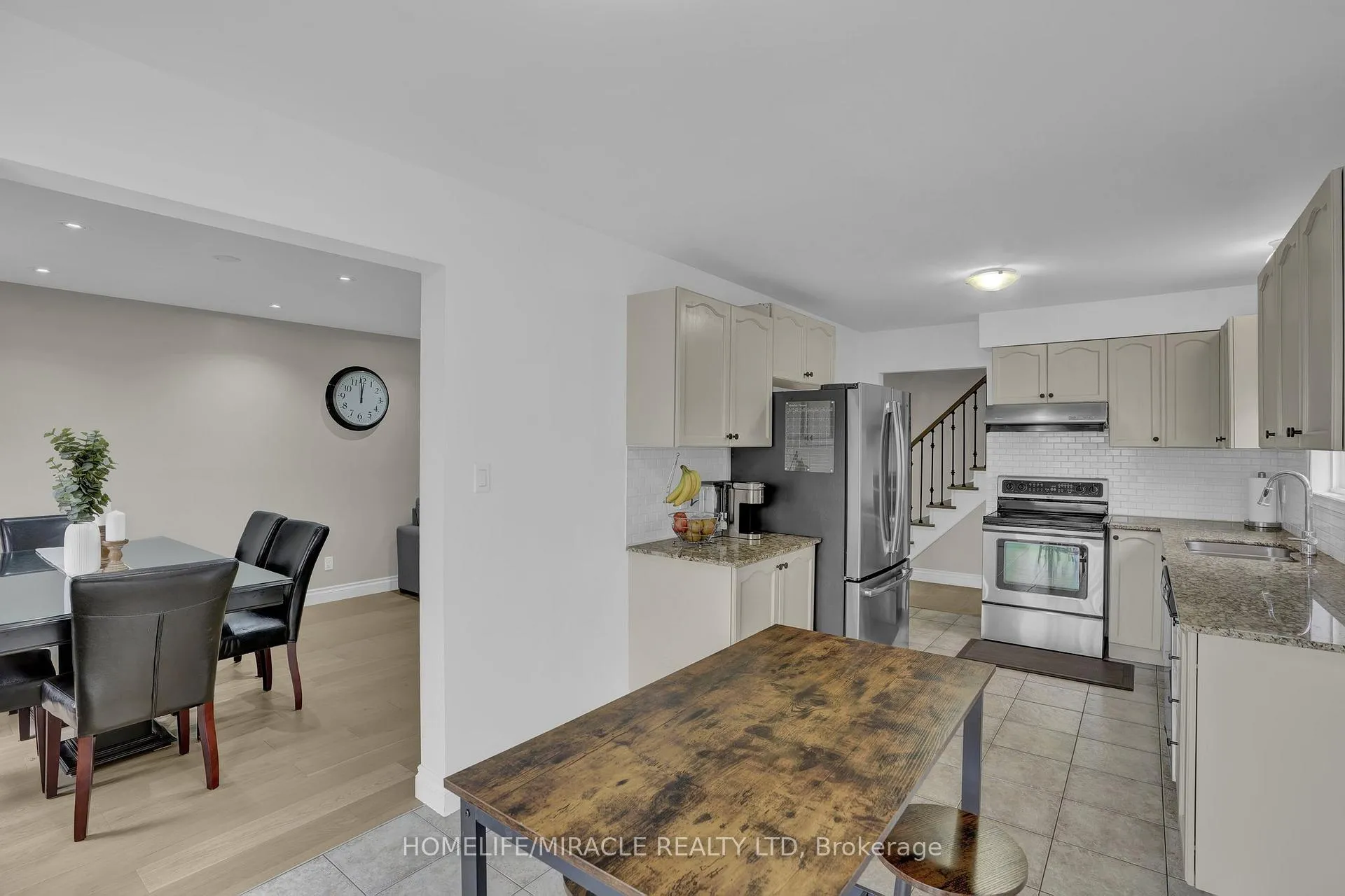Photo 12 of 8 Meadow Wood Crescent, Hamilton, Stoney Creek Mountain — HOMEH