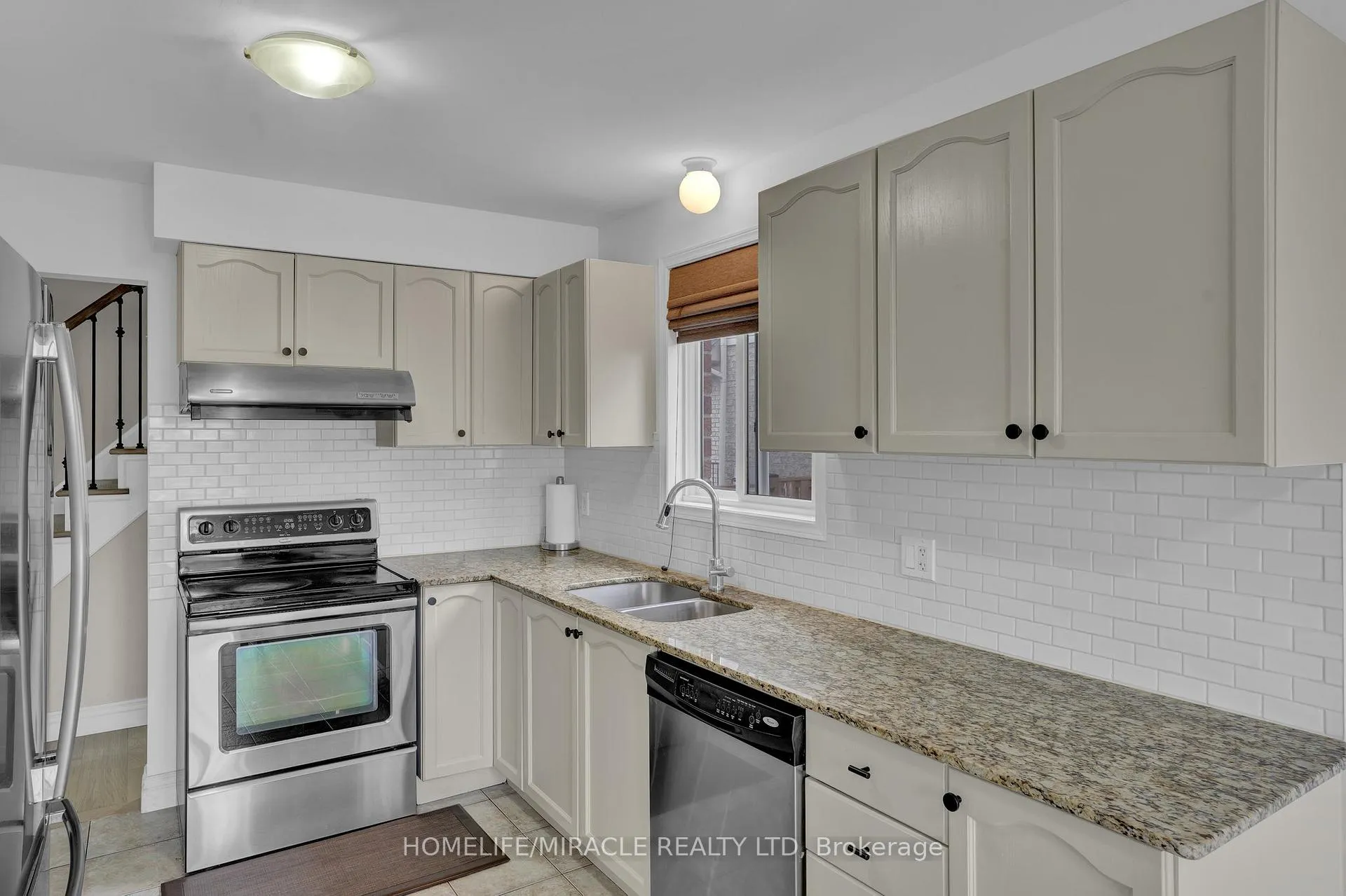 Photo 13 of 8 Meadow Wood Crescent, Hamilton, Stoney Creek Mountain — HOMEH