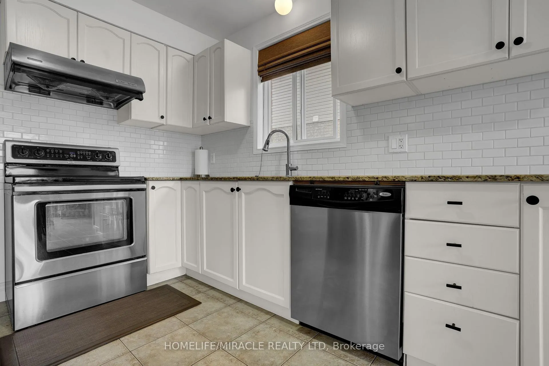Photo 14 of 8 Meadow Wood Crescent, Hamilton, Stoney Creek Mountain — HOMEH