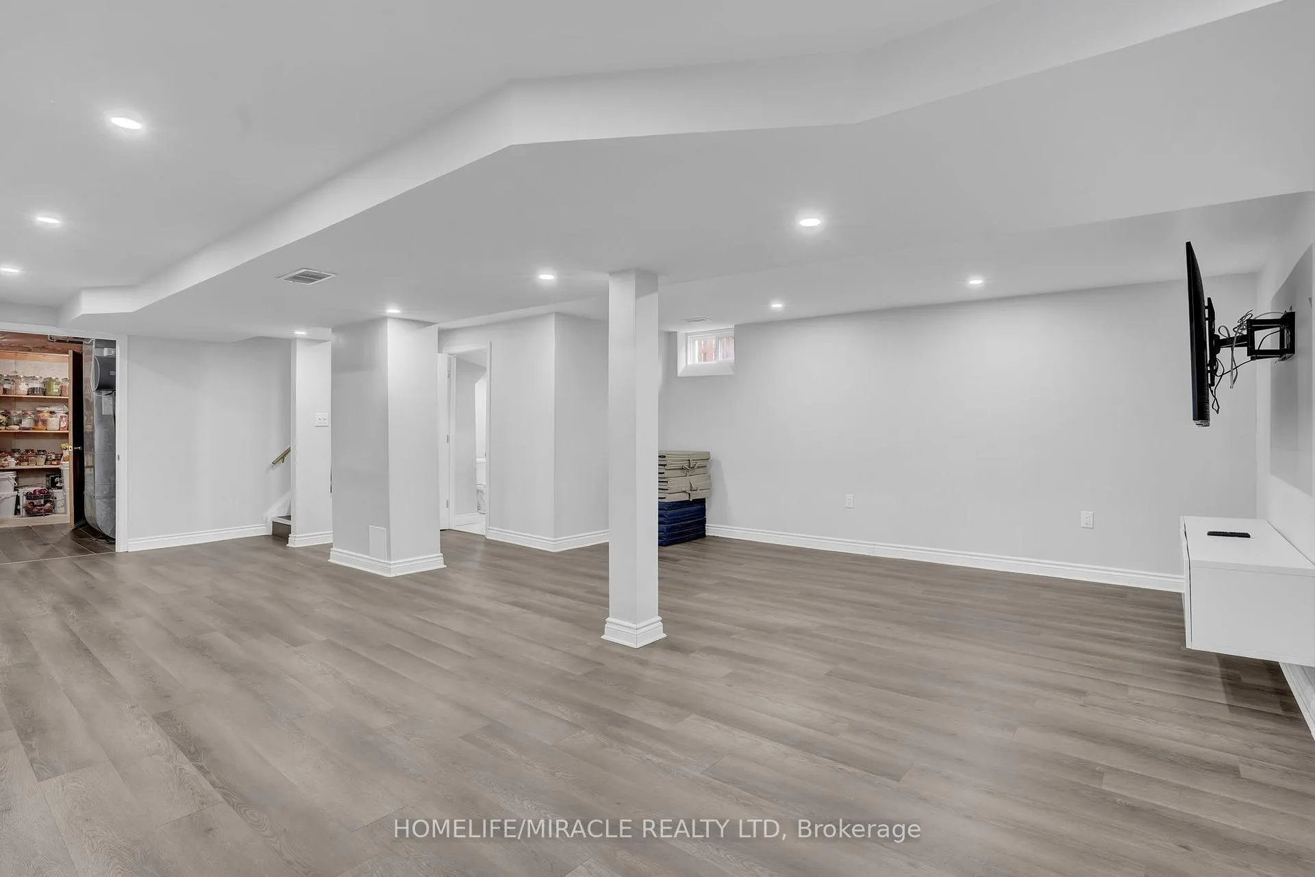 Photo 31 of 8 Meadow Wood Crescent, Hamilton, Stoney Creek Mountain — HOMEH