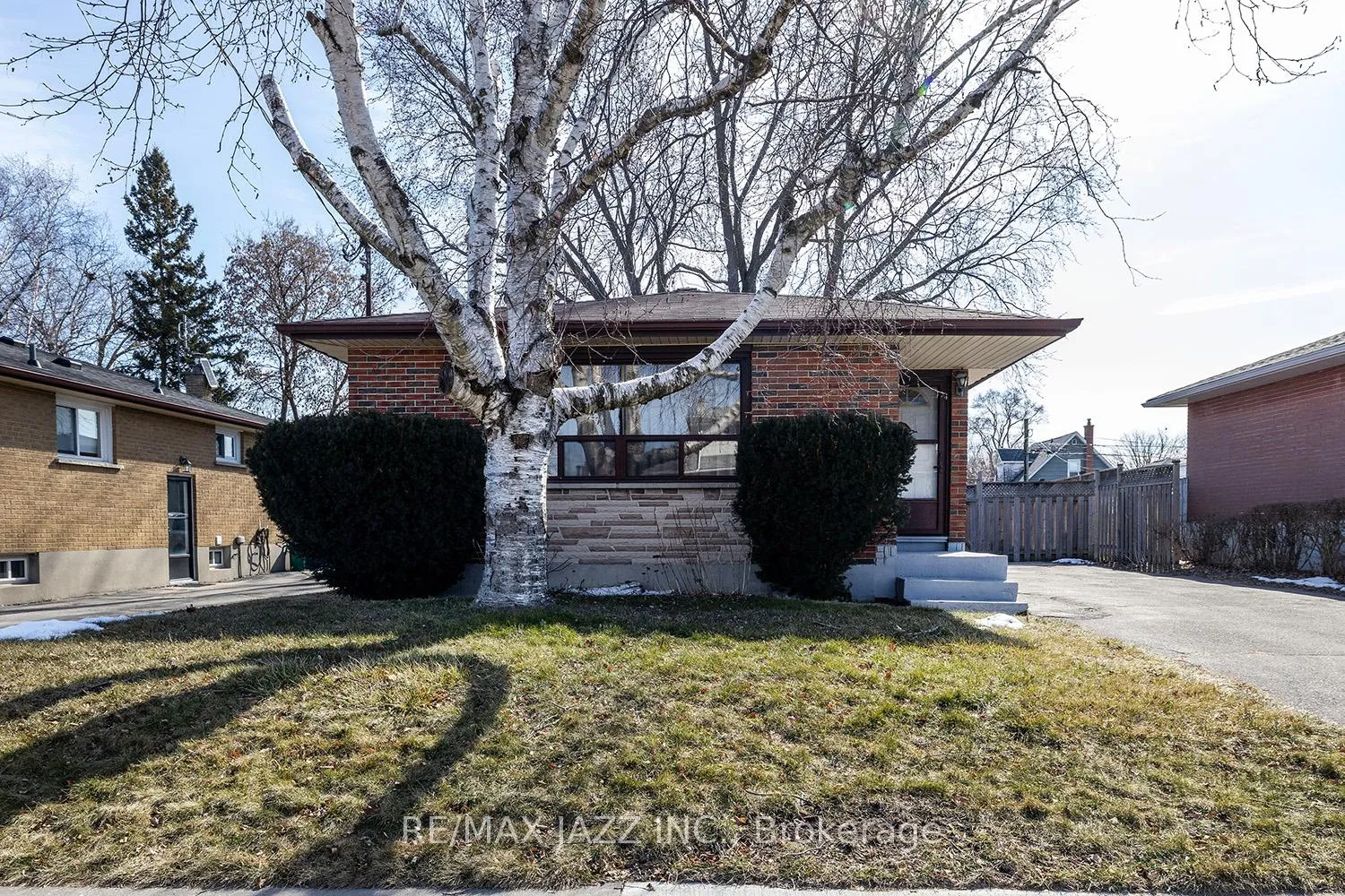 Front of 611 Athol Street E