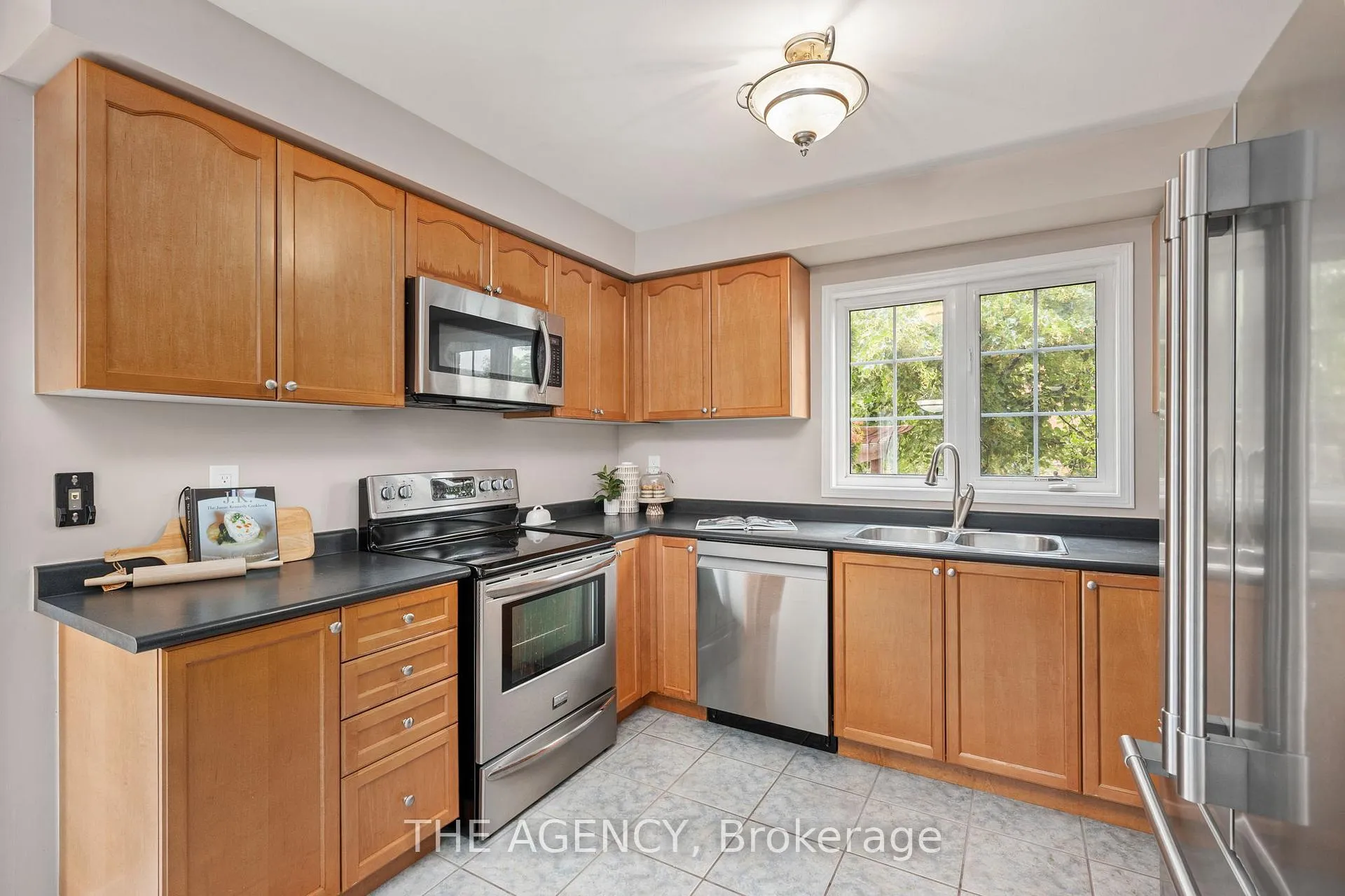 Photo 8 of 1 Applegrove Court, Brampton, Sandringham-Wellington — HOMEH