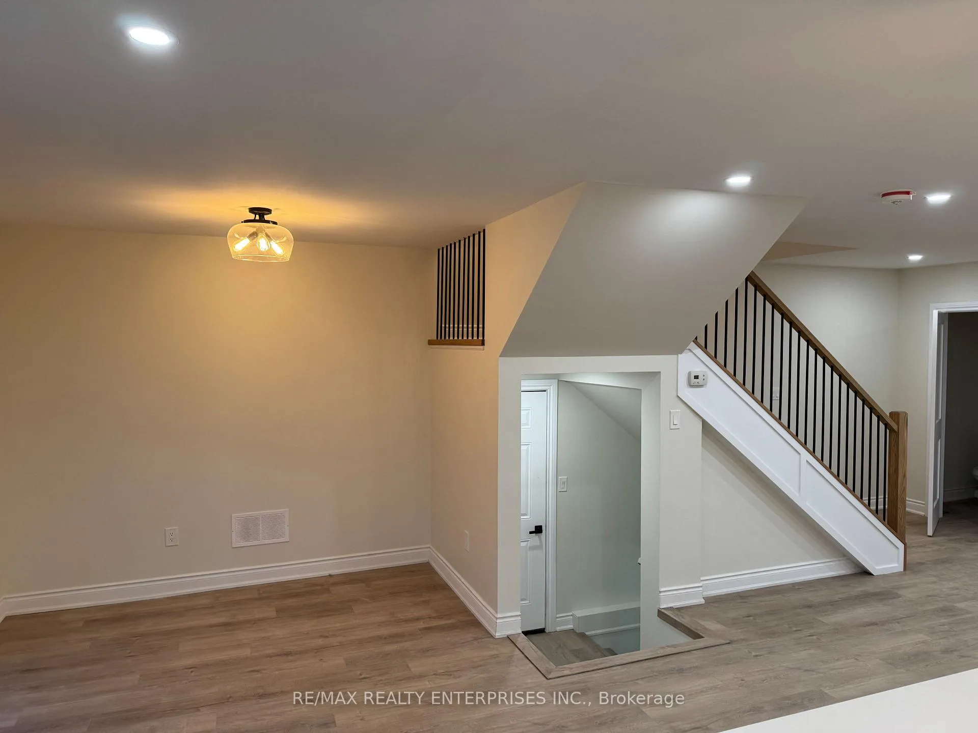 Photo 8 of 27 Seven Oaks Drive, Hamilton, Hill Park — HOMEH