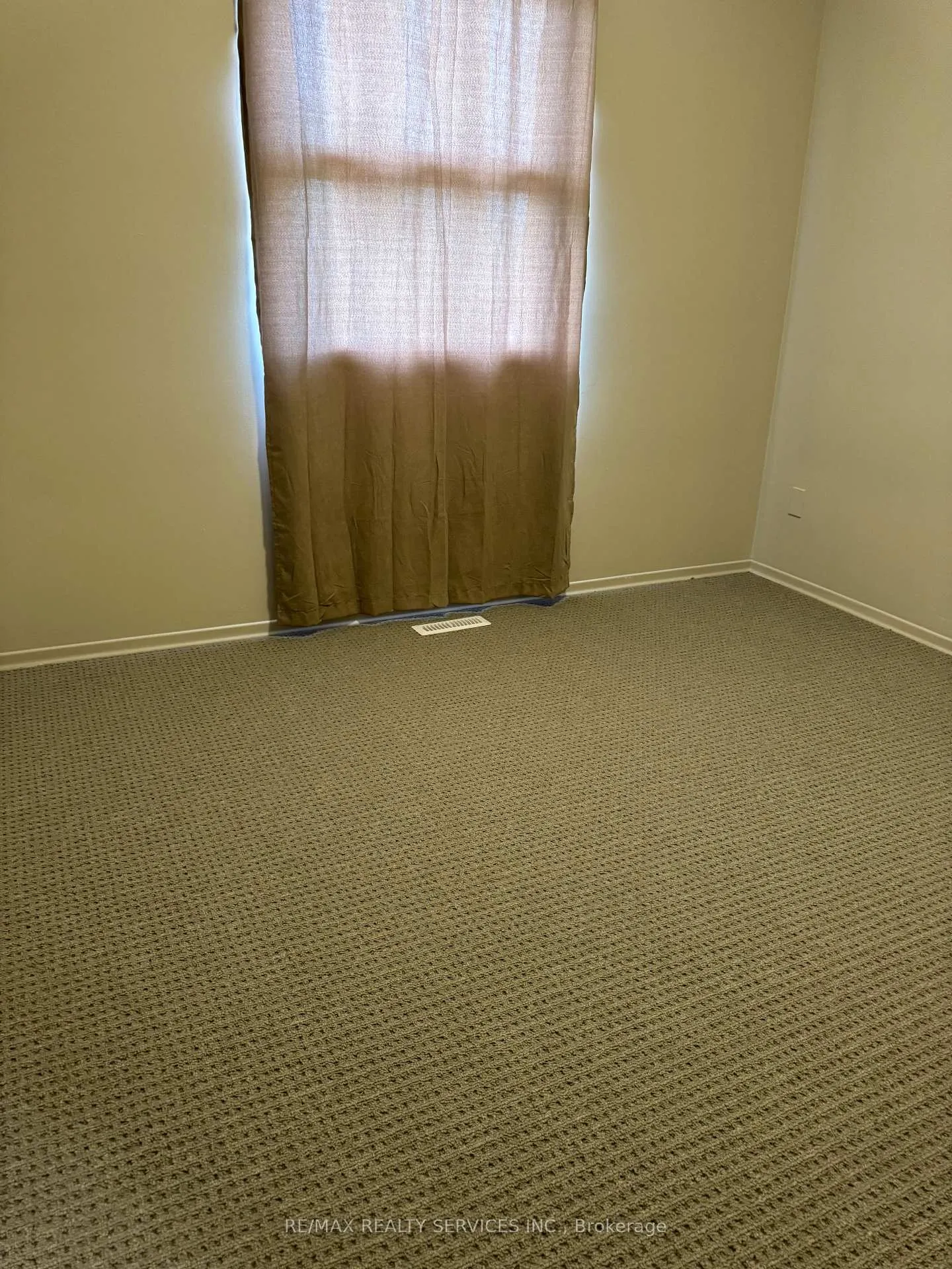 Photo 9 of 2 Wildercroft Avenue, Brampton, Brampton North — HOMEH