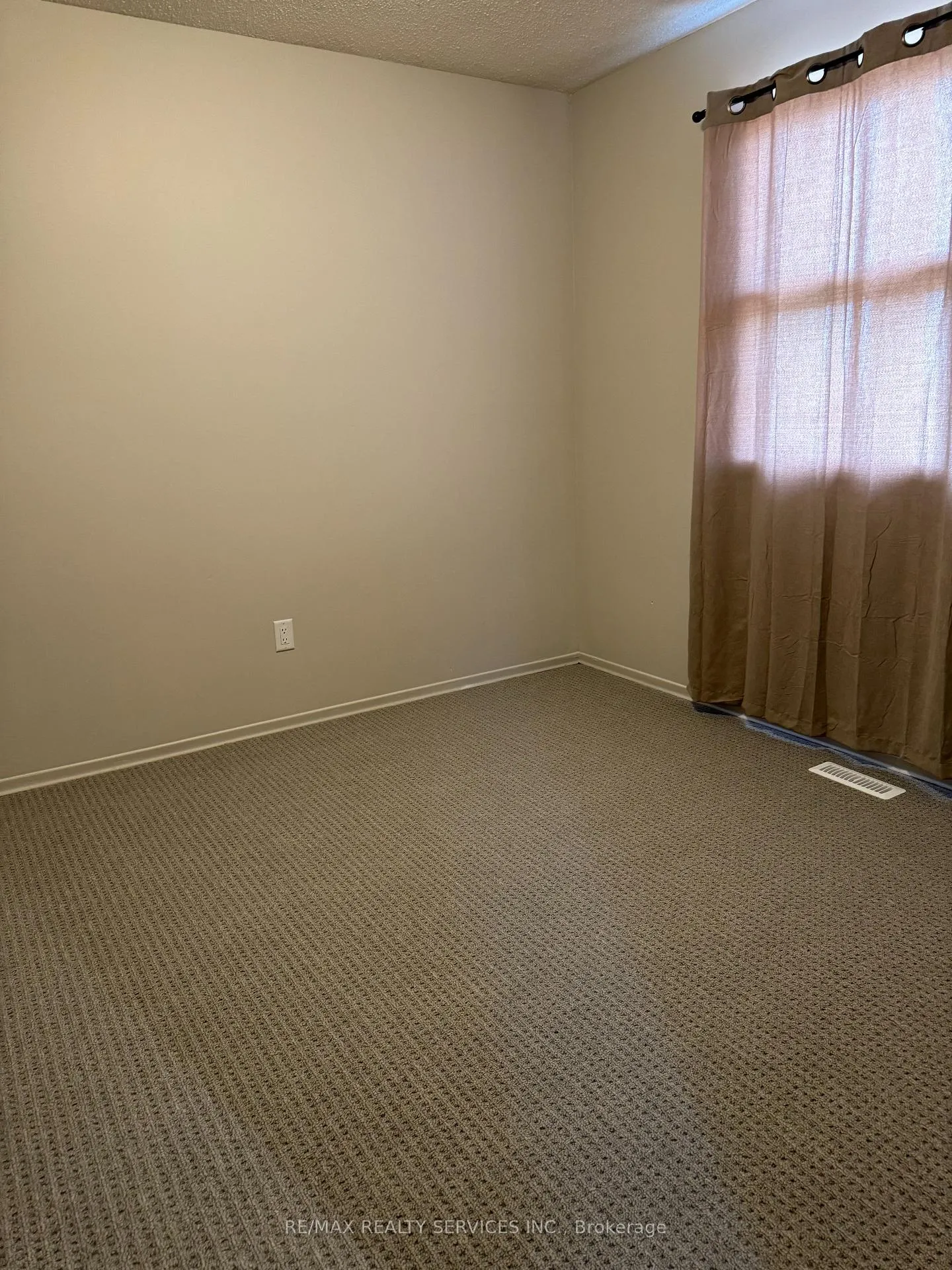 Photo 10 of 2 Wildercroft Avenue, Brampton, Brampton North — HOMEH