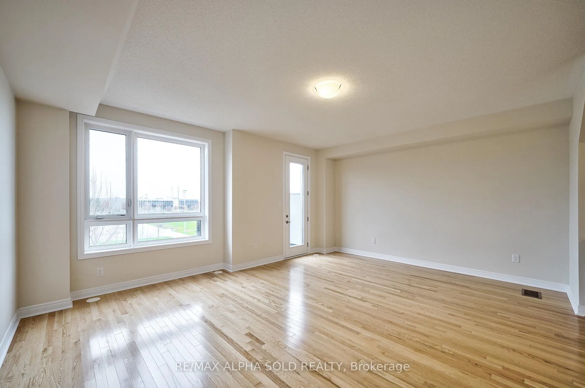 Photo 6 of Unit Upper, 85 Mumbai Drive, Markham, Middlefield — HOMEH