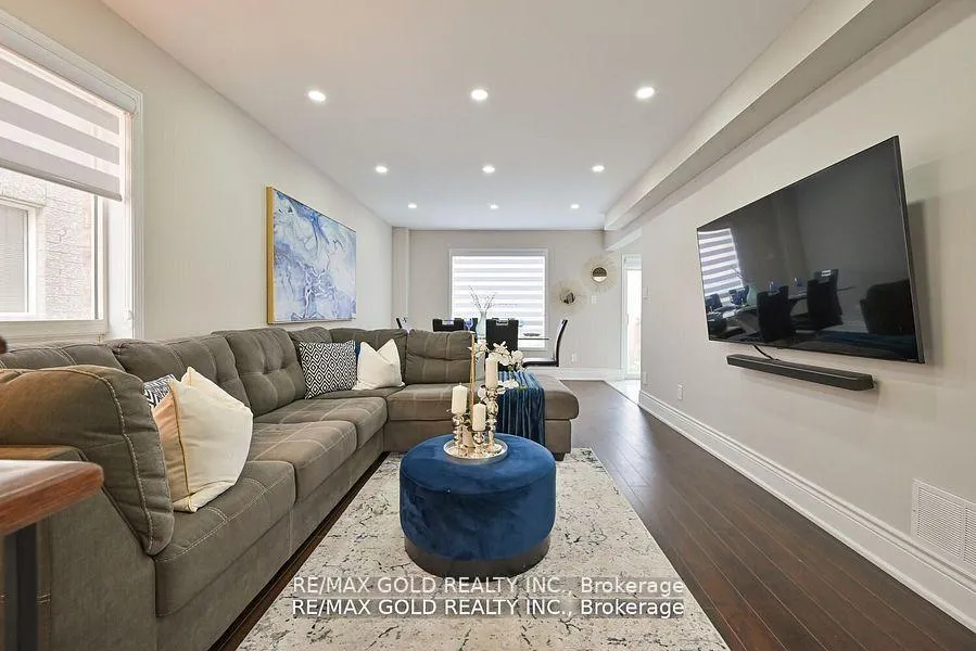 Photo 7 of 33 Penbridge Circle, Brampton, Fletcher's Meadow — HOMEH