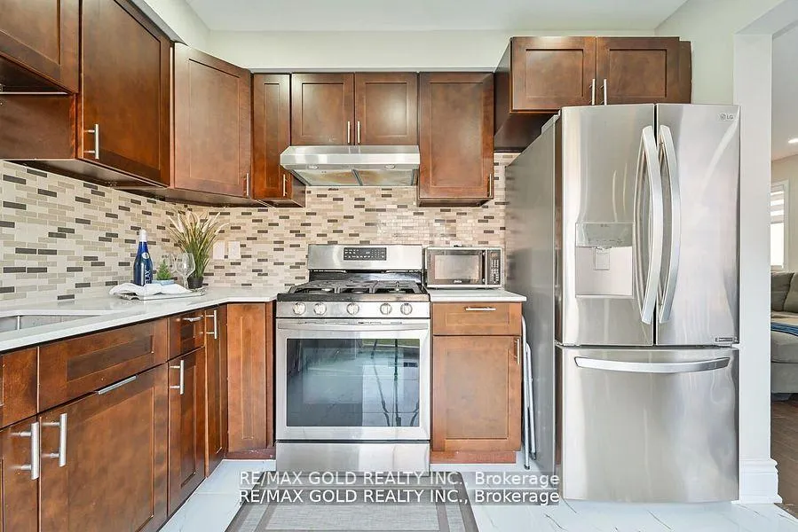 Photo 9 of 33 Penbridge Circle, Brampton, Fletcher's Meadow — HOMEH