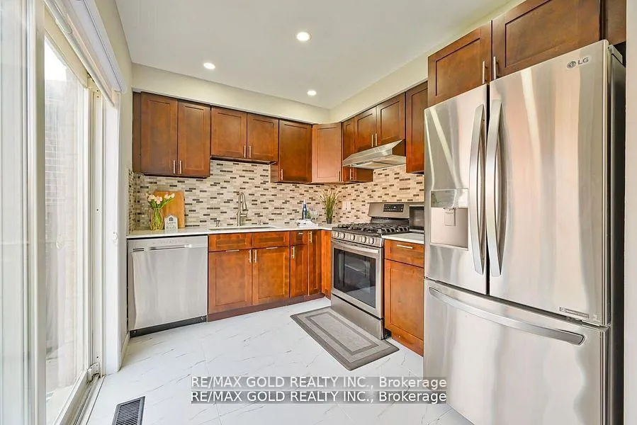 Photo 10 of 33 Penbridge Circle, Brampton, Fletcher's Meadow — HOMEH