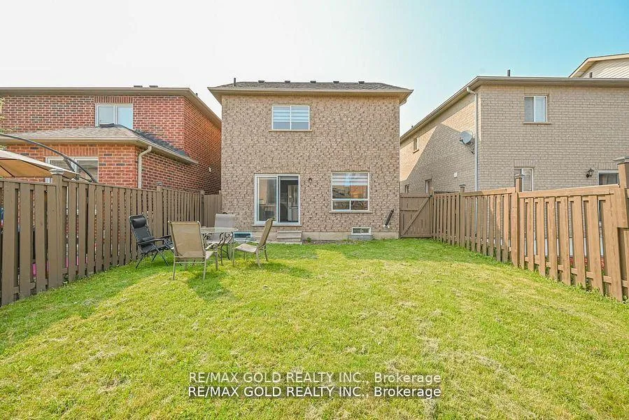Photo 17 of 33 Penbridge Circle, Brampton, Fletcher's Meadow — HOMEH