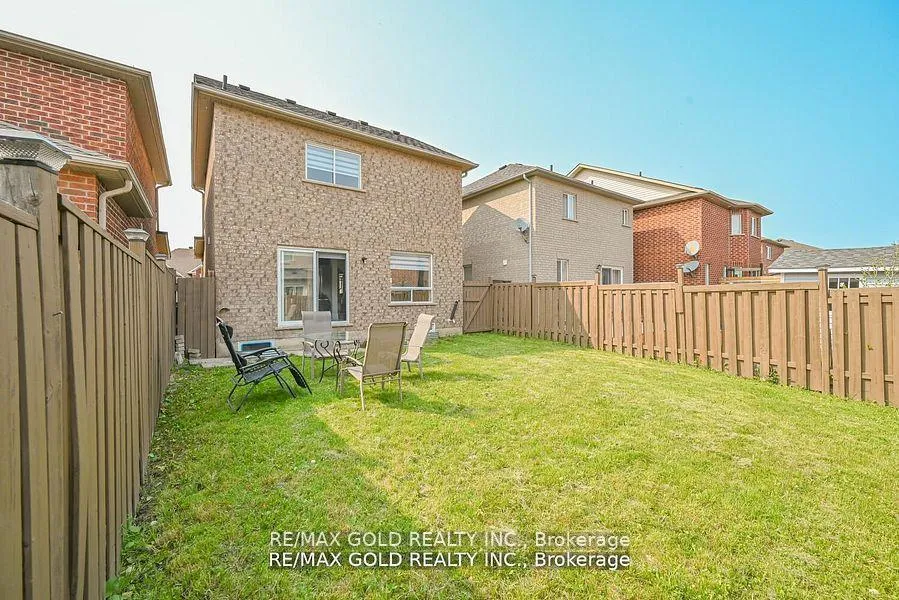 Photo 19 of 33 Penbridge Circle, Brampton, Fletcher's Meadow — HOMEH