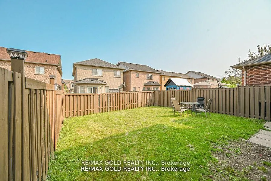 Photo 20 of 33 Penbridge Circle, Brampton, Fletcher's Meadow — HOMEH