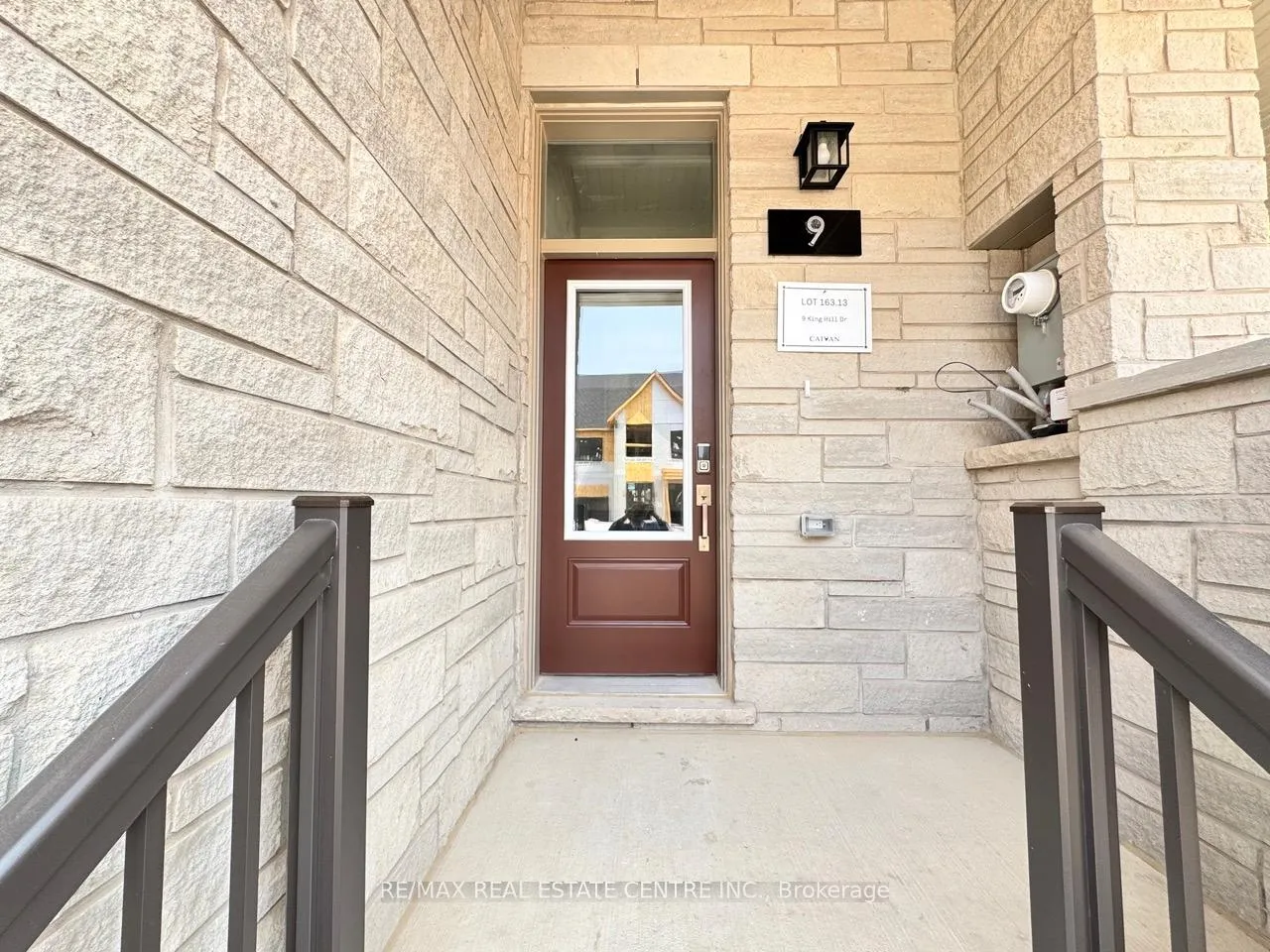 Photo 2 of 9 Kings Hill Drive, Brampton, Northwest Brampton — HOMEH