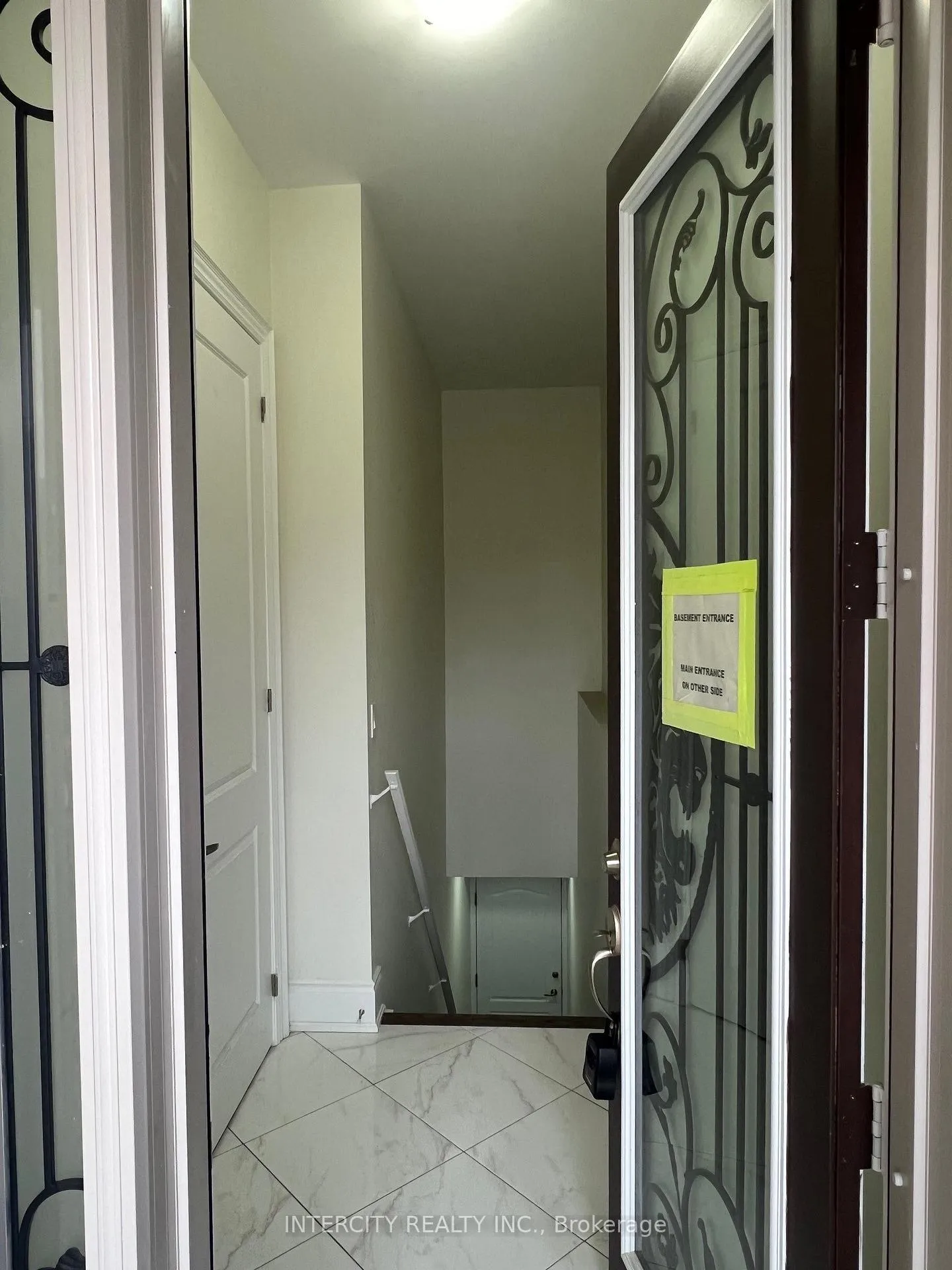 Photo 3 of 30 Bansbury Circle, Brampton, Toronto Gore Rural Estate — HOMEH
