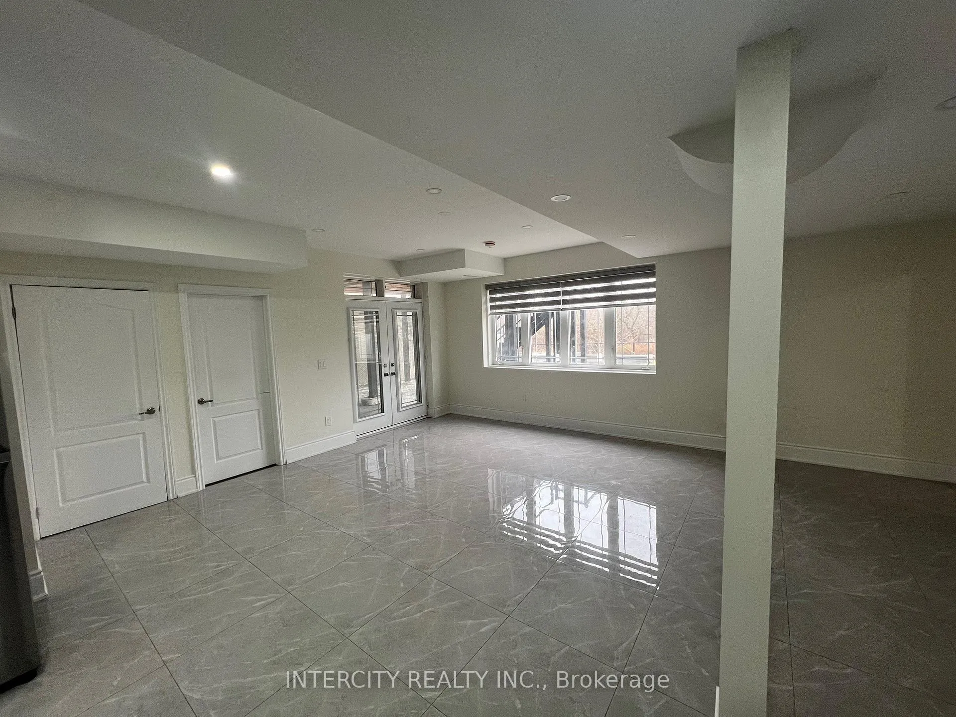 Photo 6 of 30 Bansbury Circle, Brampton, Toronto Gore Rural Estate — HOMEH