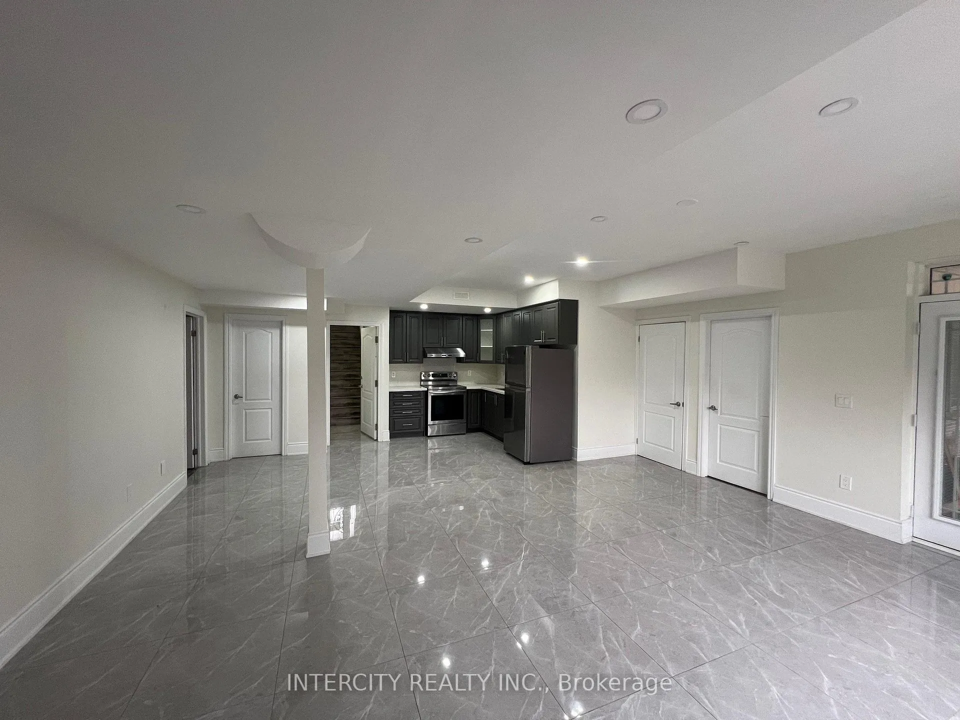 Photo 7 of 30 Bansbury Circle, Brampton, Toronto Gore Rural Estate — HOMEH