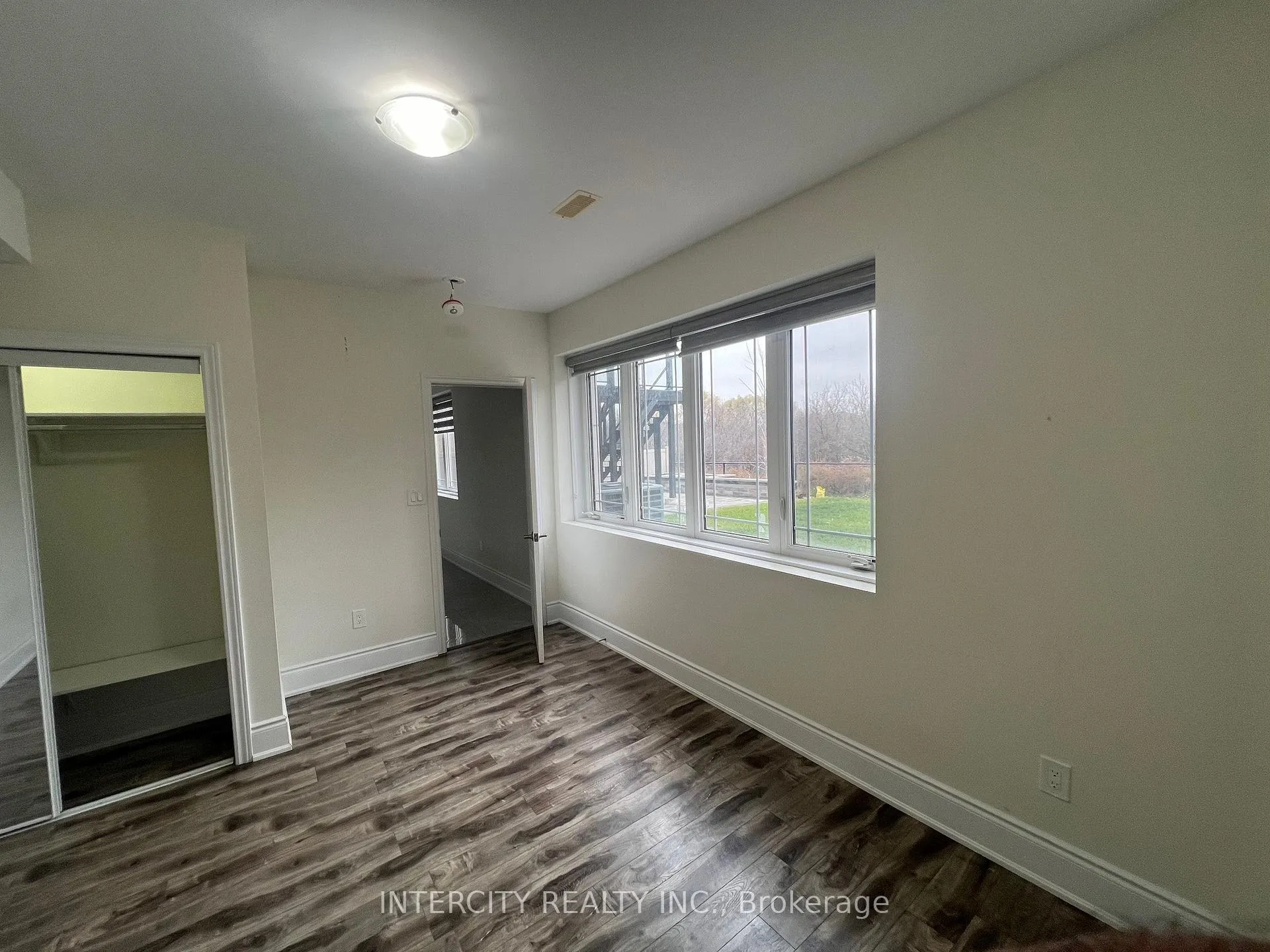 Photo 9 of 30 Bansbury Circle, Brampton, Toronto Gore Rural Estate — HOMEH