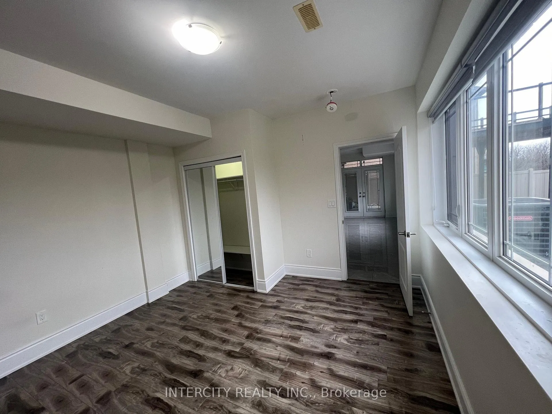 Photo 10 of 30 Bansbury Circle, Brampton, Toronto Gore Rural Estate — HOMEH