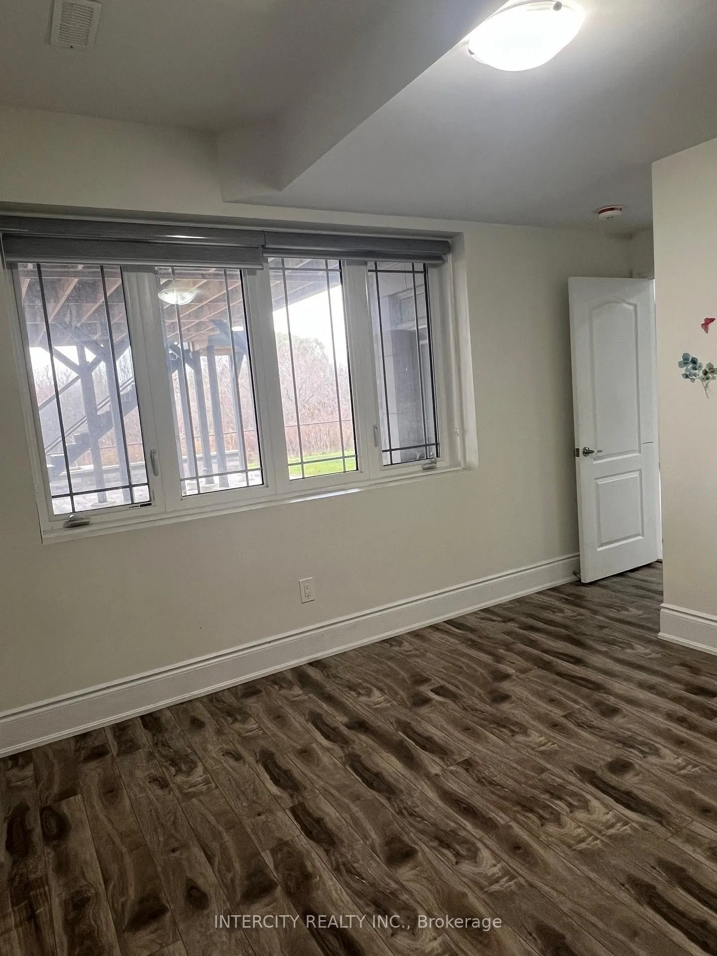 Photo 12 of 30 Bansbury Circle, Brampton, Toronto Gore Rural Estate — HOMEH
